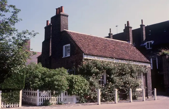 Ils ont d'abord vécu ensemble dans le modeste Nottingham Cottage, dans l'enceinte du palais de Kensington.