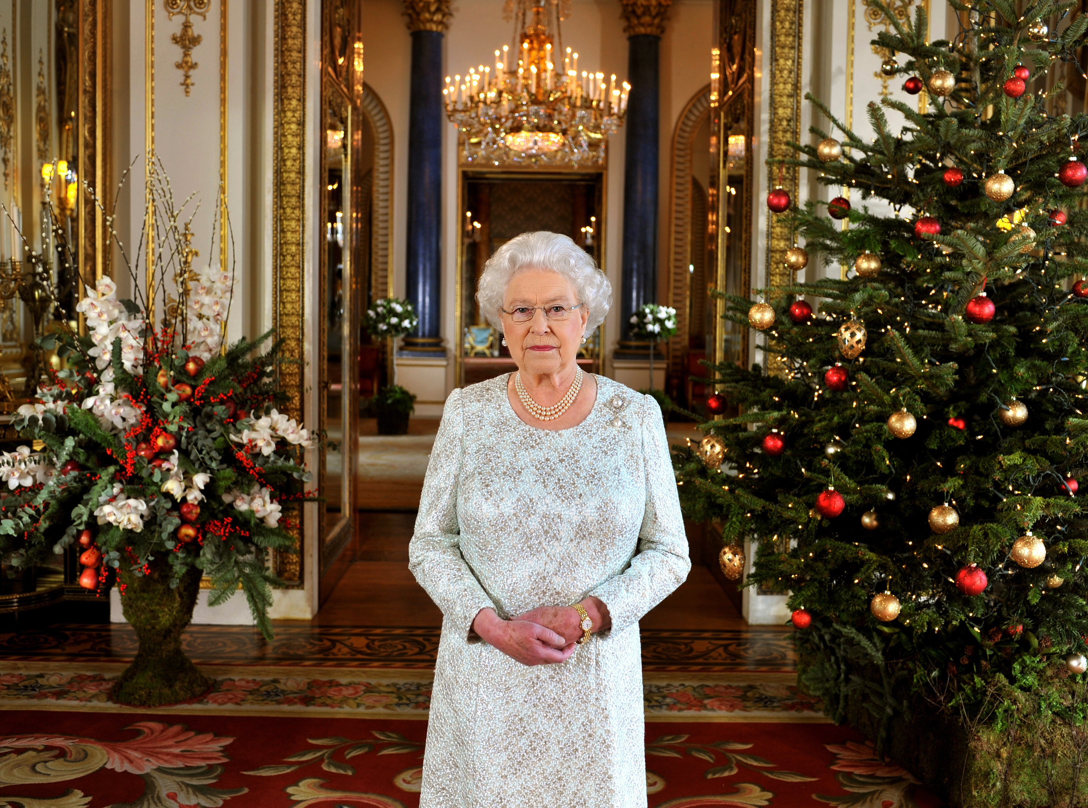 Les membres de la famille royale ne se retiennent pas en ce qui concerne leurs décorations.  La reine à Sandringham en 2012