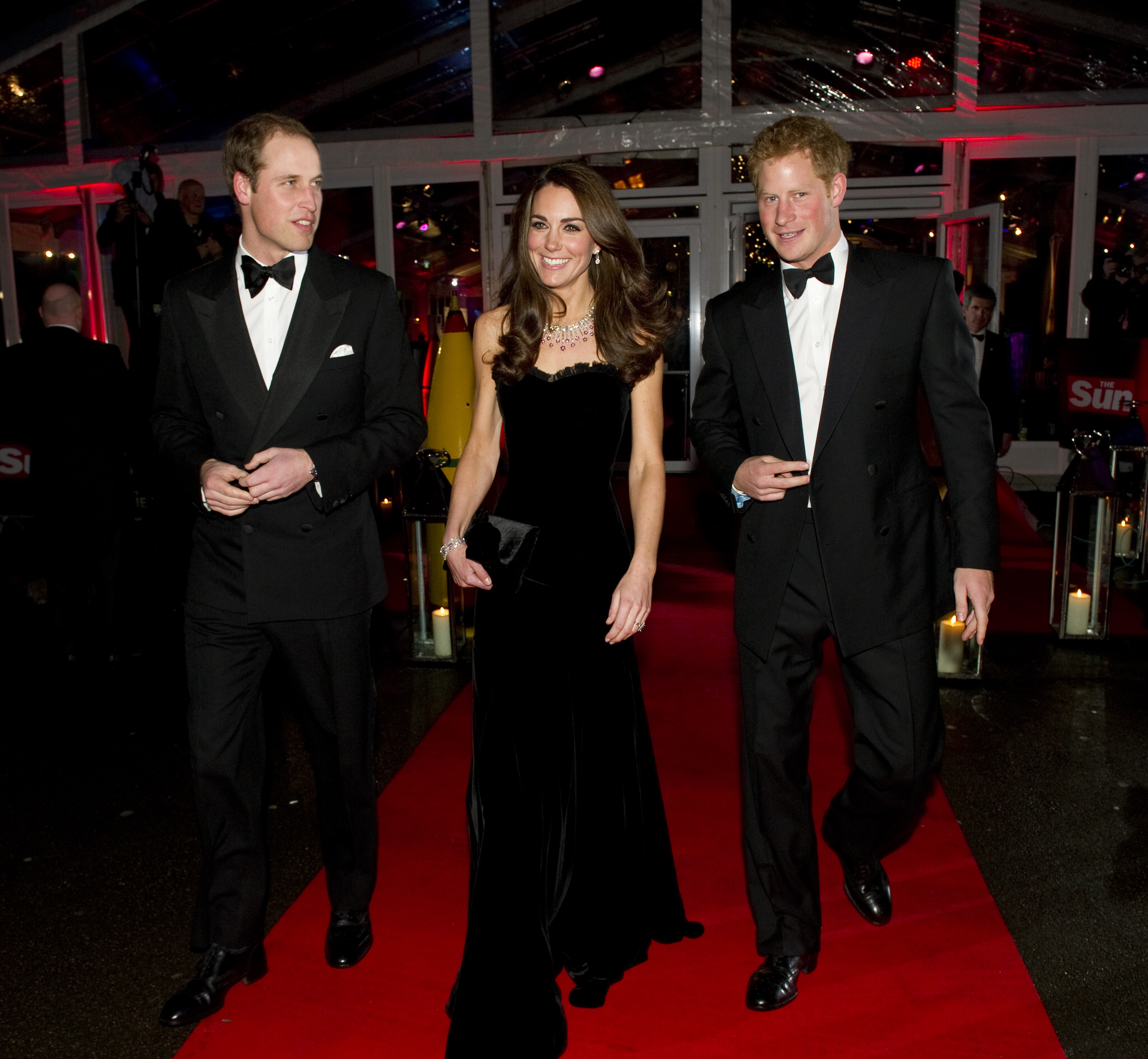 Souvent, les membres de la famille royale organisent un banquet de réveillon en cravate noire