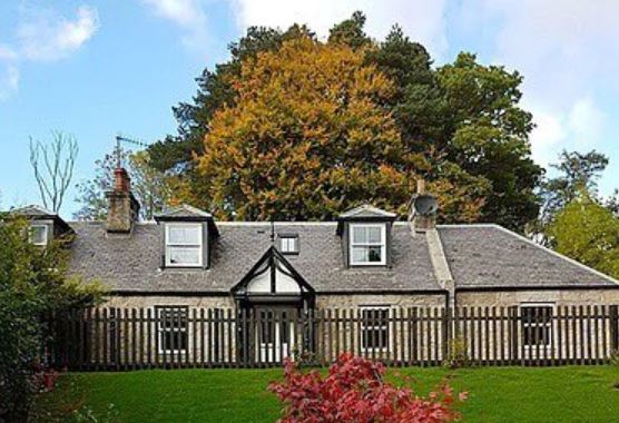 L'une des propriétés disponibles à la location est Knocks Cottage, qui peut accueillir sept personnes.