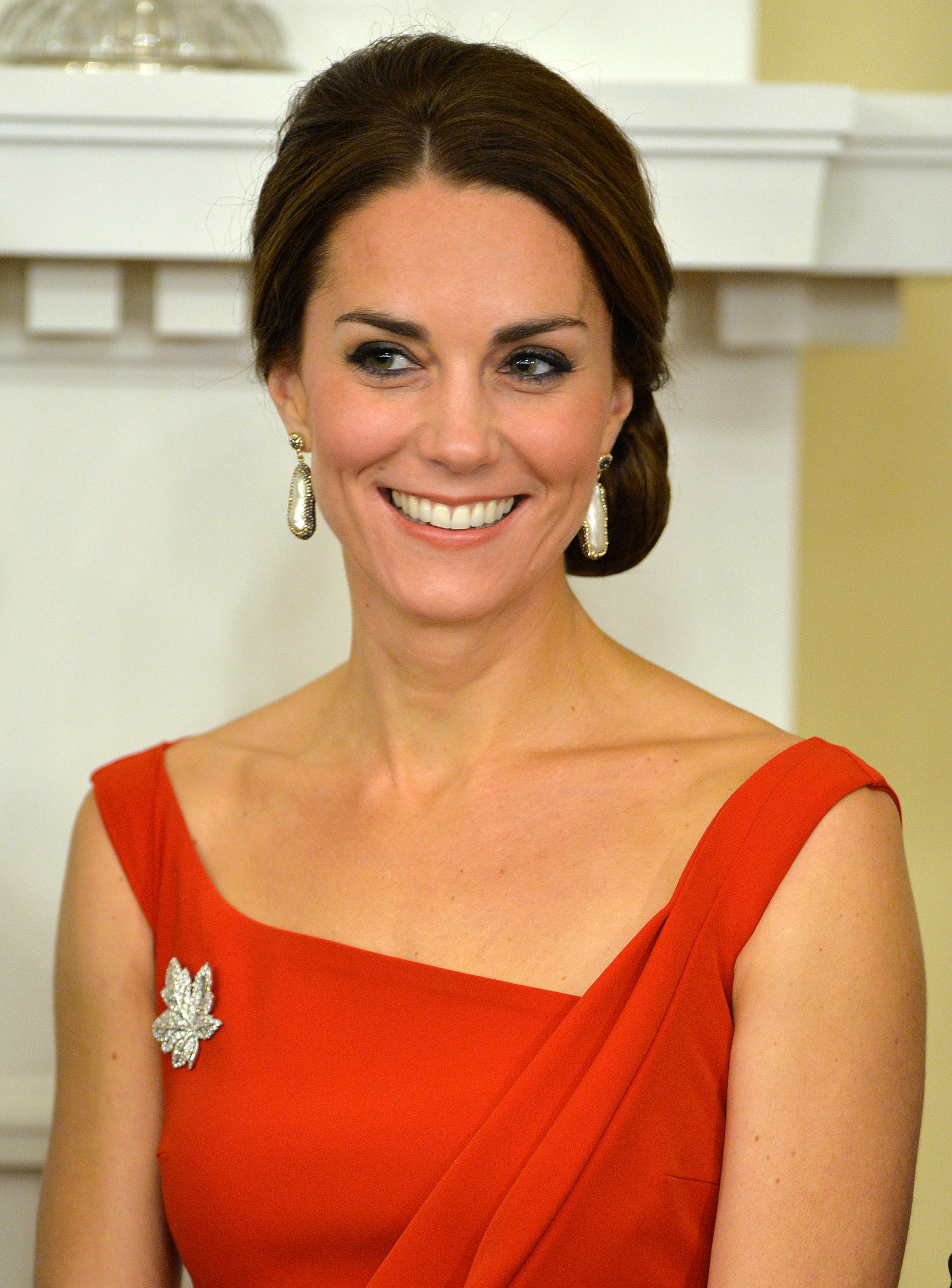 Kate rend fréquemment hommage à la défunte reine en portant ses bijoux.  Sur la photo, la broche feuille d'érable incrustée de diamants que l'ancien monarque a offerte à Kate.