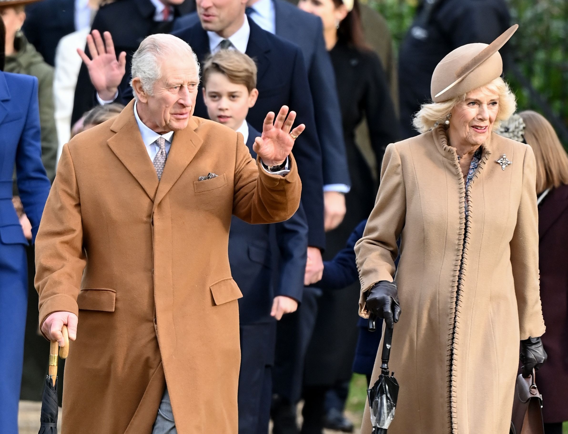 Ils suivirent le roi Charles III et la reine Camilla à l'intérieur.