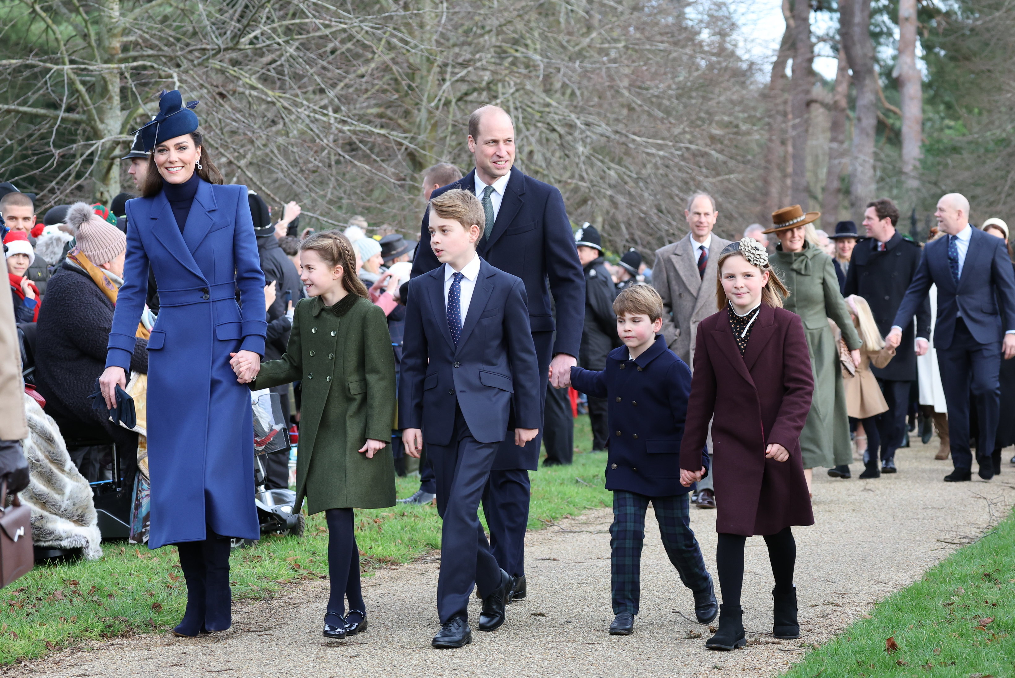 Le prince William, la princesse Kate et leurs enfants en route vers l'église