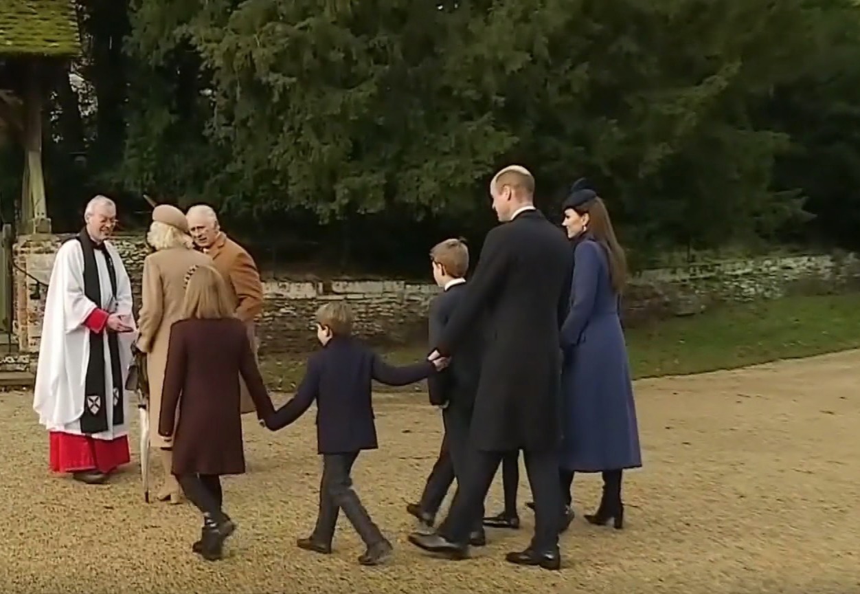 Le prince Louis a tenu la main de ses frères et sœurs