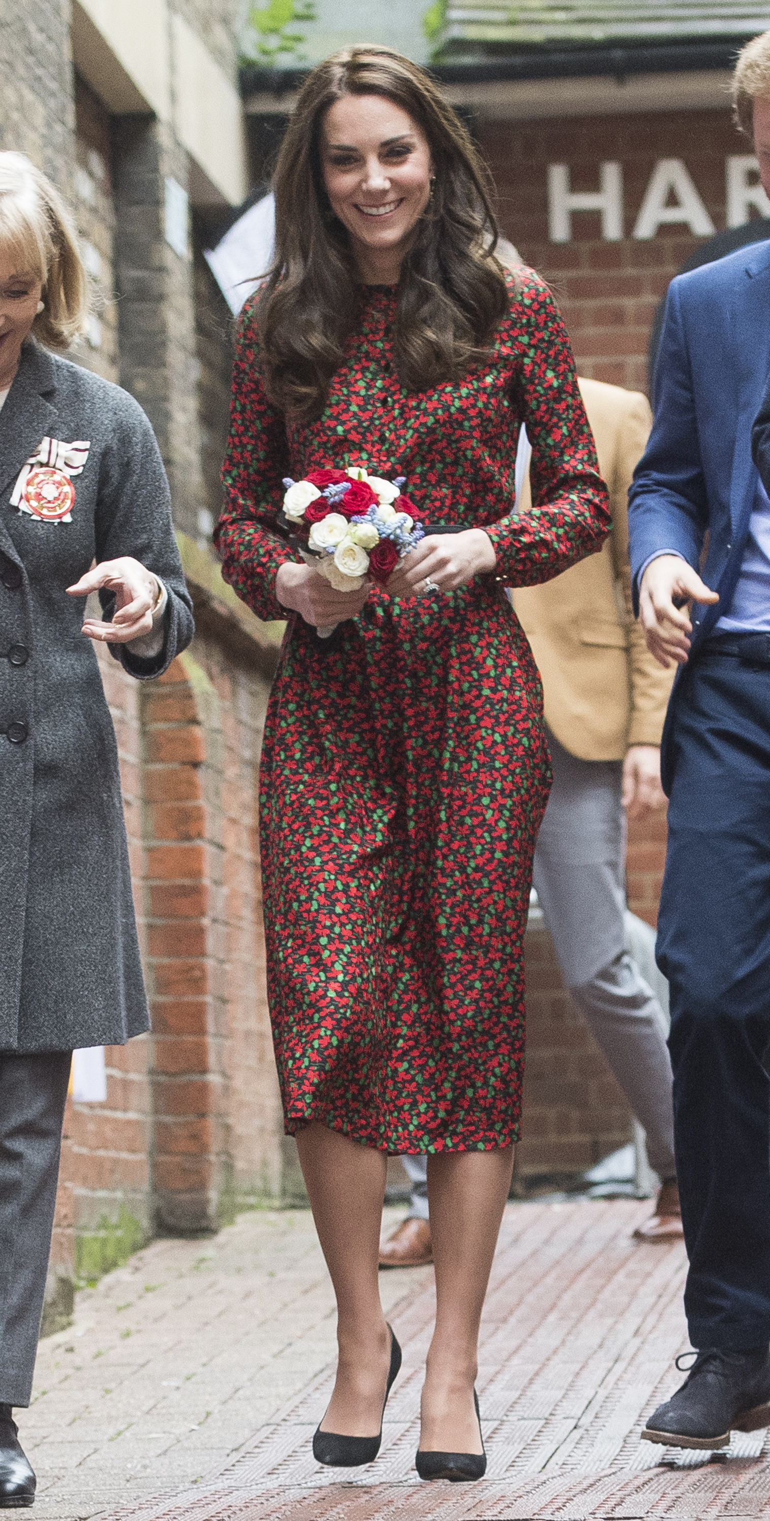 Kate dans un floral rouge alors qu'elle assistait à une fête de Noël pour les bénévoles du service jeunesse The Mix en 2019