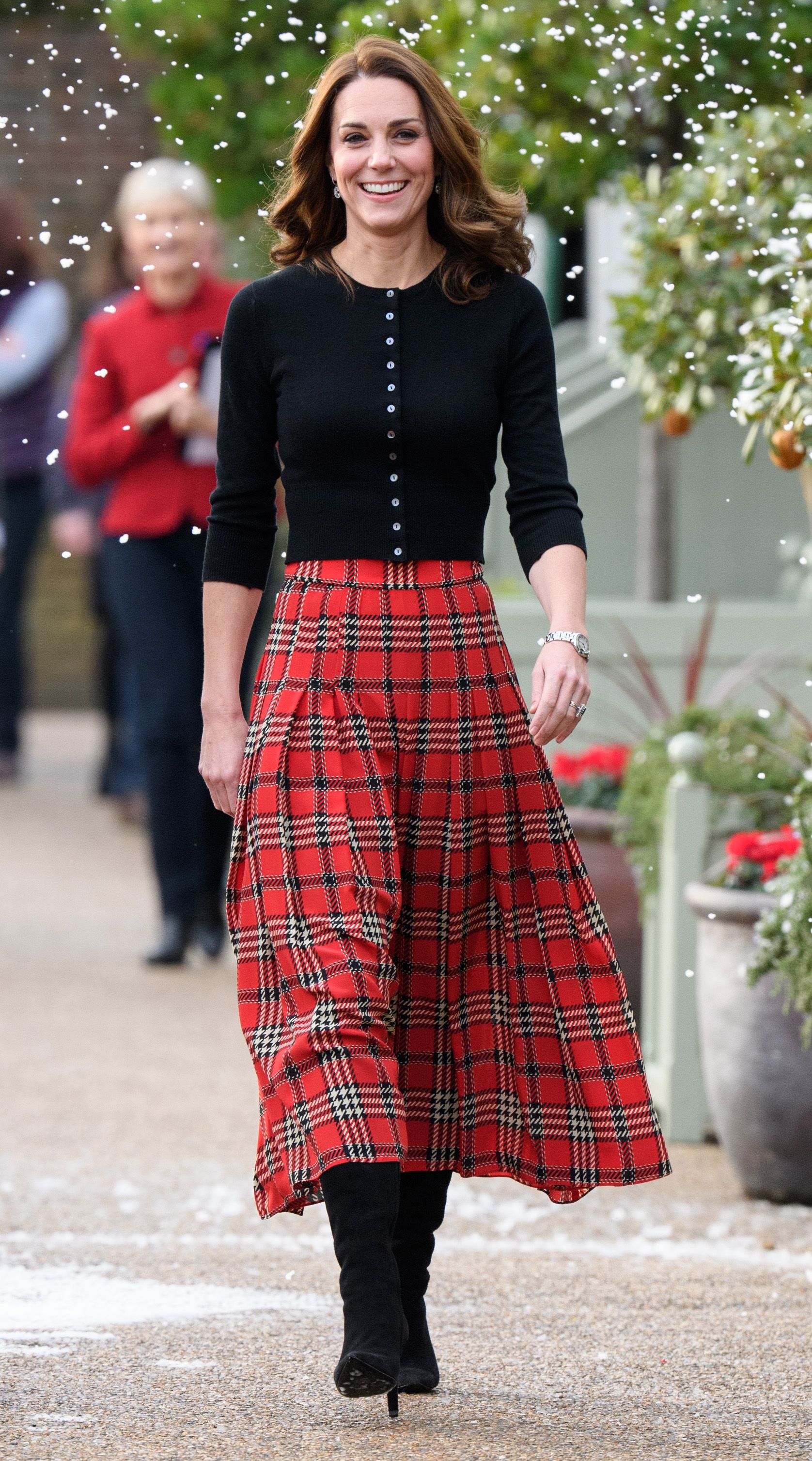 Kate utilise des ensembles à thème rouge ou vert, comme cette jupe tartan en 2018