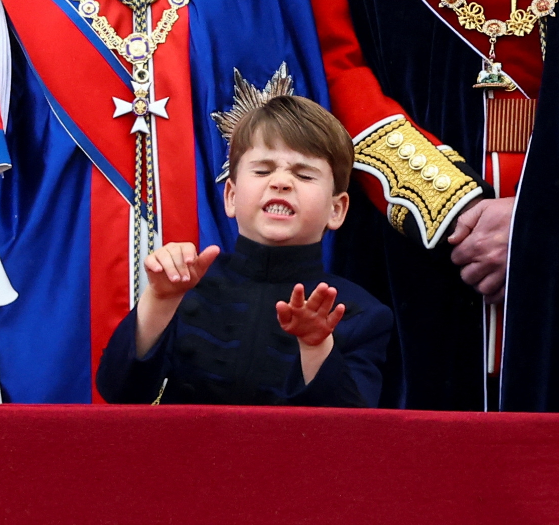 L'excitable Louis n'a pas pu garder un visage impassible lors du couronnement du roi Charles