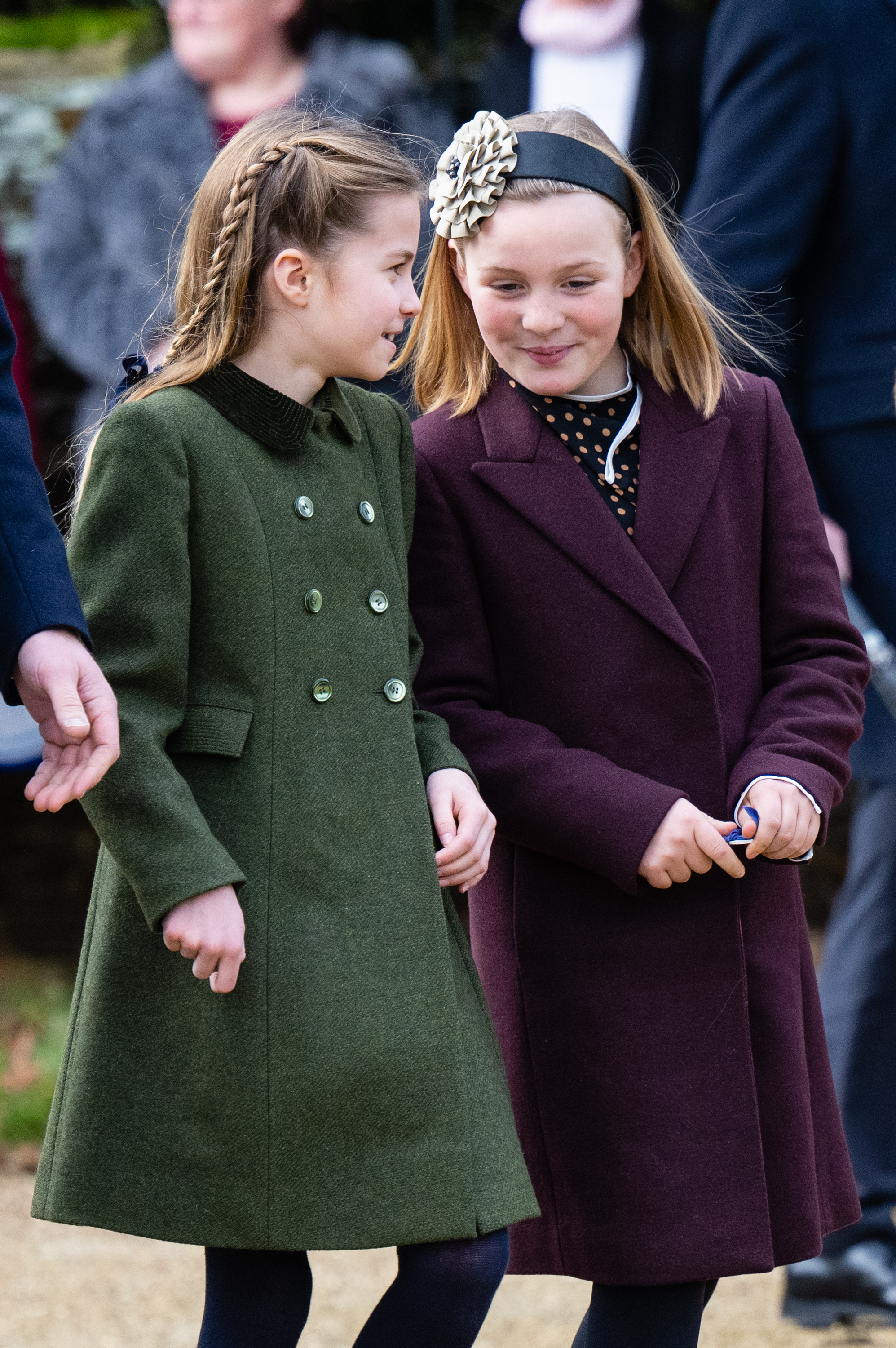 La princesse Charlotte et Mia Tindall ont l'air de voleuses alors qu'elles assistaient au service du matin de Noël à l'église de Sandringham.