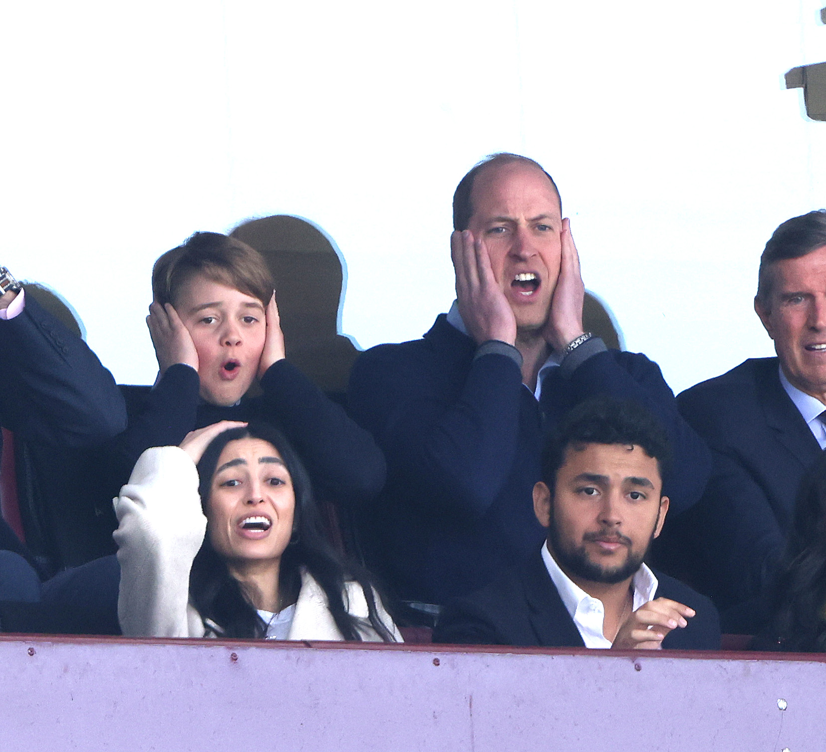 George reflétait parfaitement les expressions faciales de papa William au match de football.
