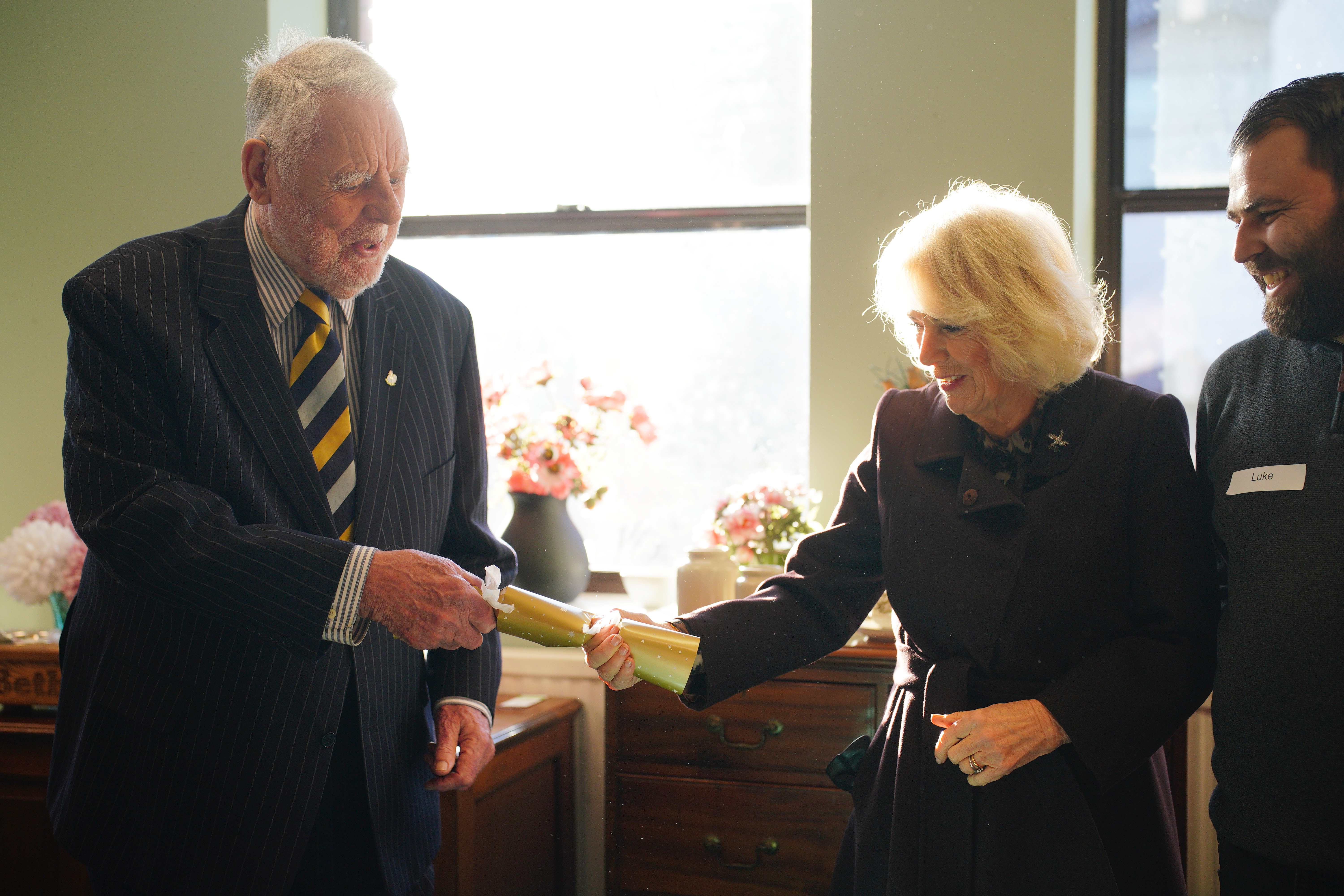 La reine Camilla et Sir Terry Waite ont sorti un biscuit pour le 25e anniversaire d'une association caritative pour les sans-abri, Emmaüs Bristol.