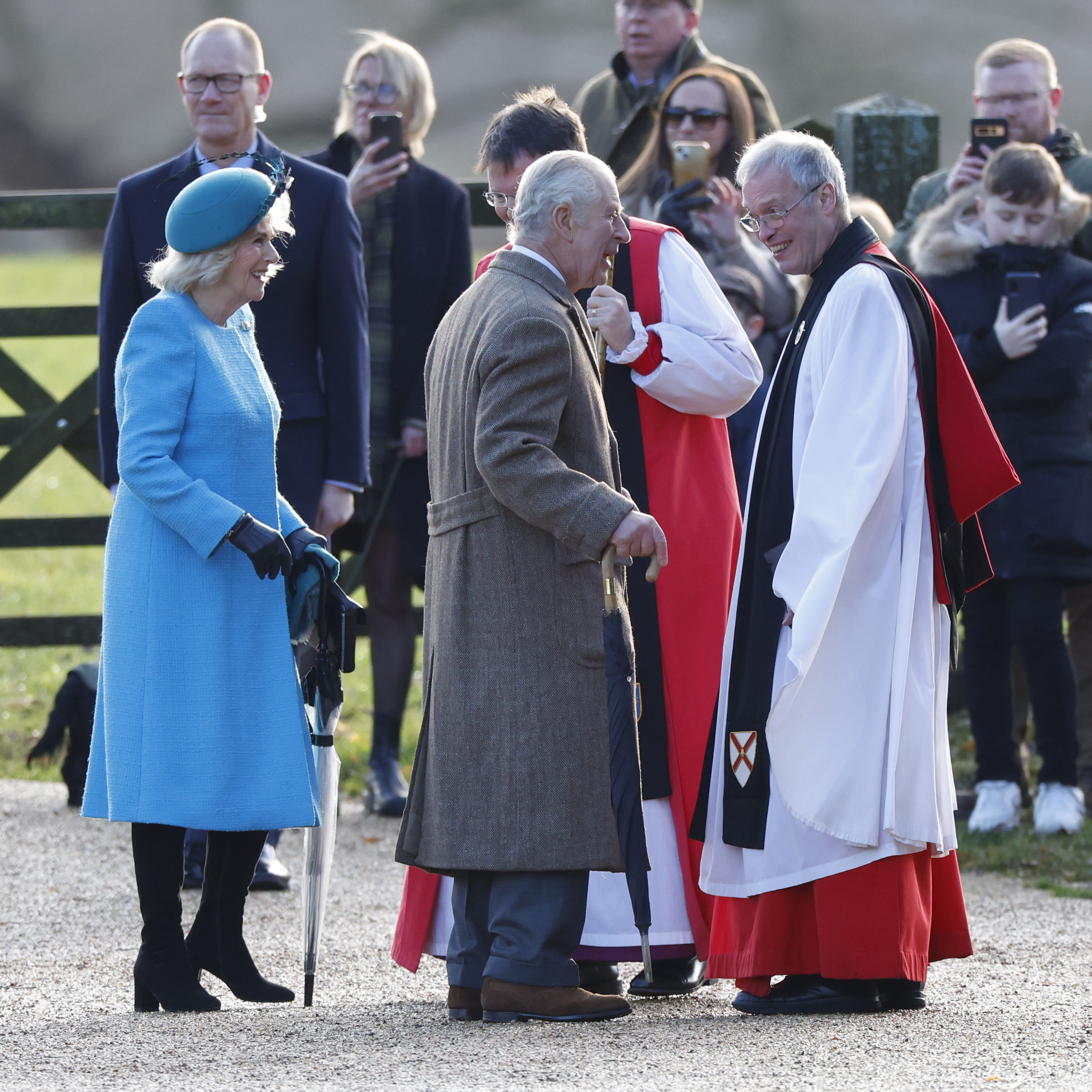 Le roi Charles et la reine Camila saluent le révérend chanoine Dr Paul Williams