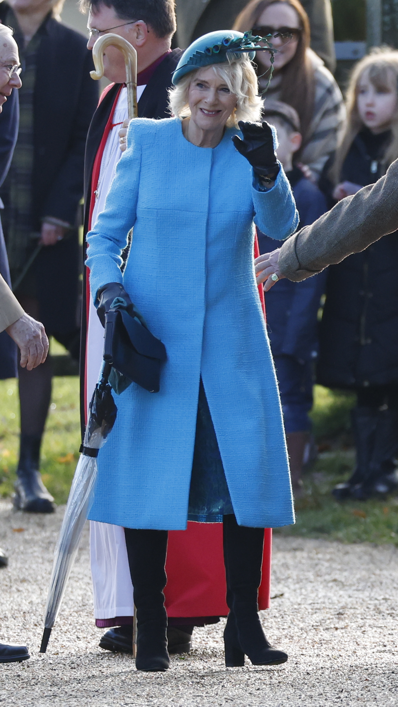 Camilla arborait un manteau bleu ciel associé à un couvre-chef.