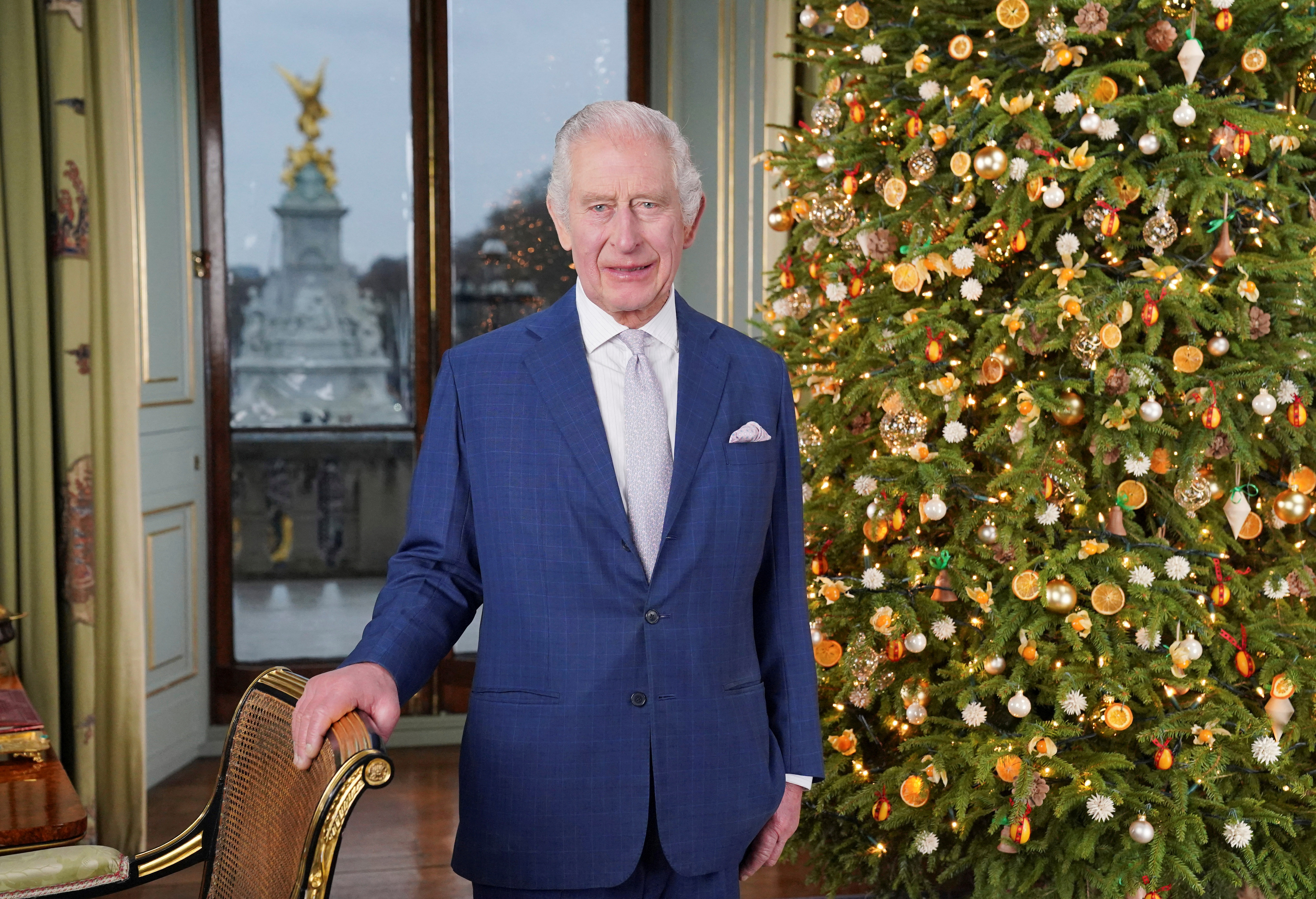 Le roi Charles a prononcé son discours de Noël devant un arbre vivant