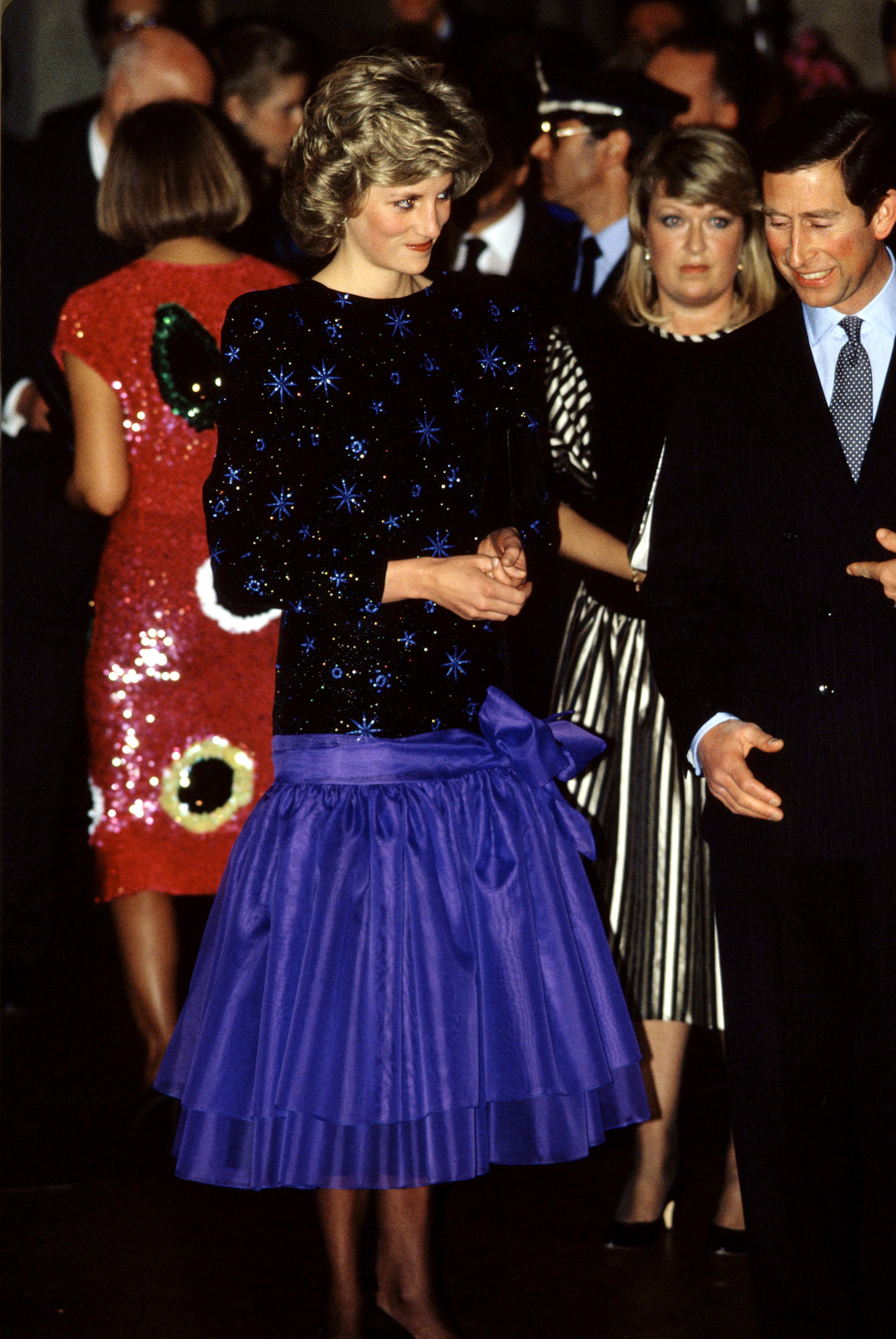 La princesse Diana portait cette robe noire et bleue Jacques Azagury pour un dîner à Florence en avril 1985