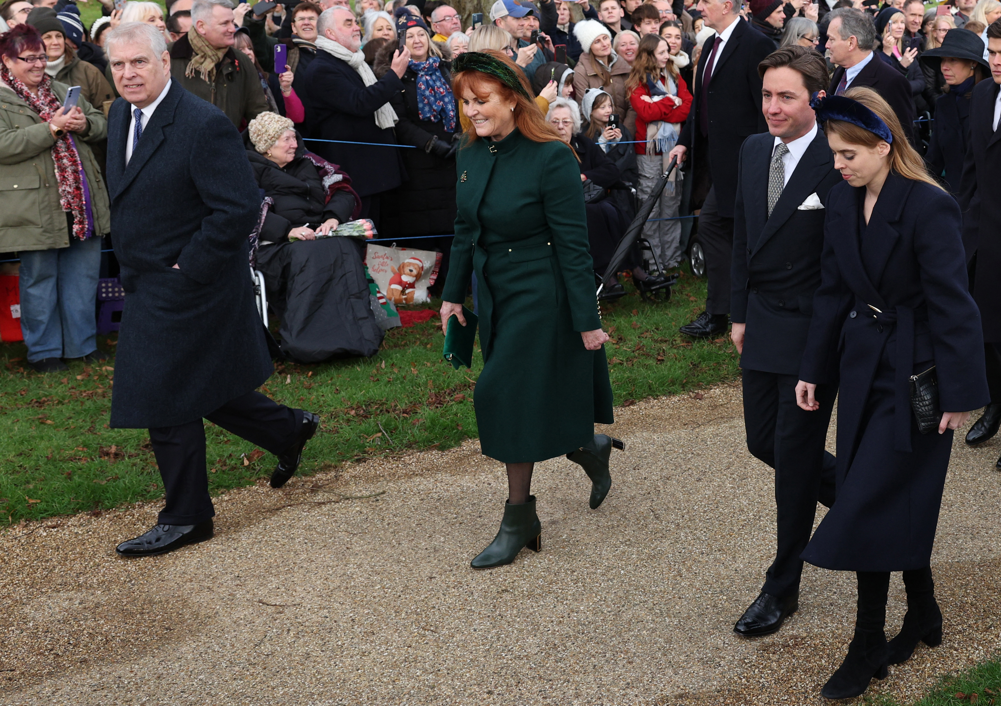 Le prince Andrew, Sarah, la duchesse d'York, Edoardo Mapelli Mozzi et la princesse Beatrice arrivent pour le service