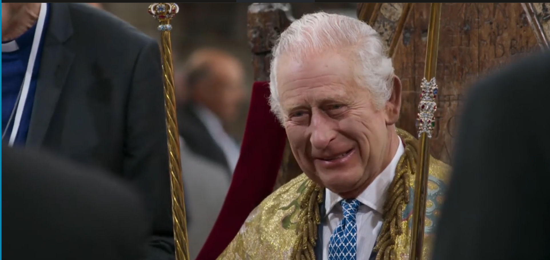 De nouvelles images montrent le roi souriant alors qu'il répète le couronnement
