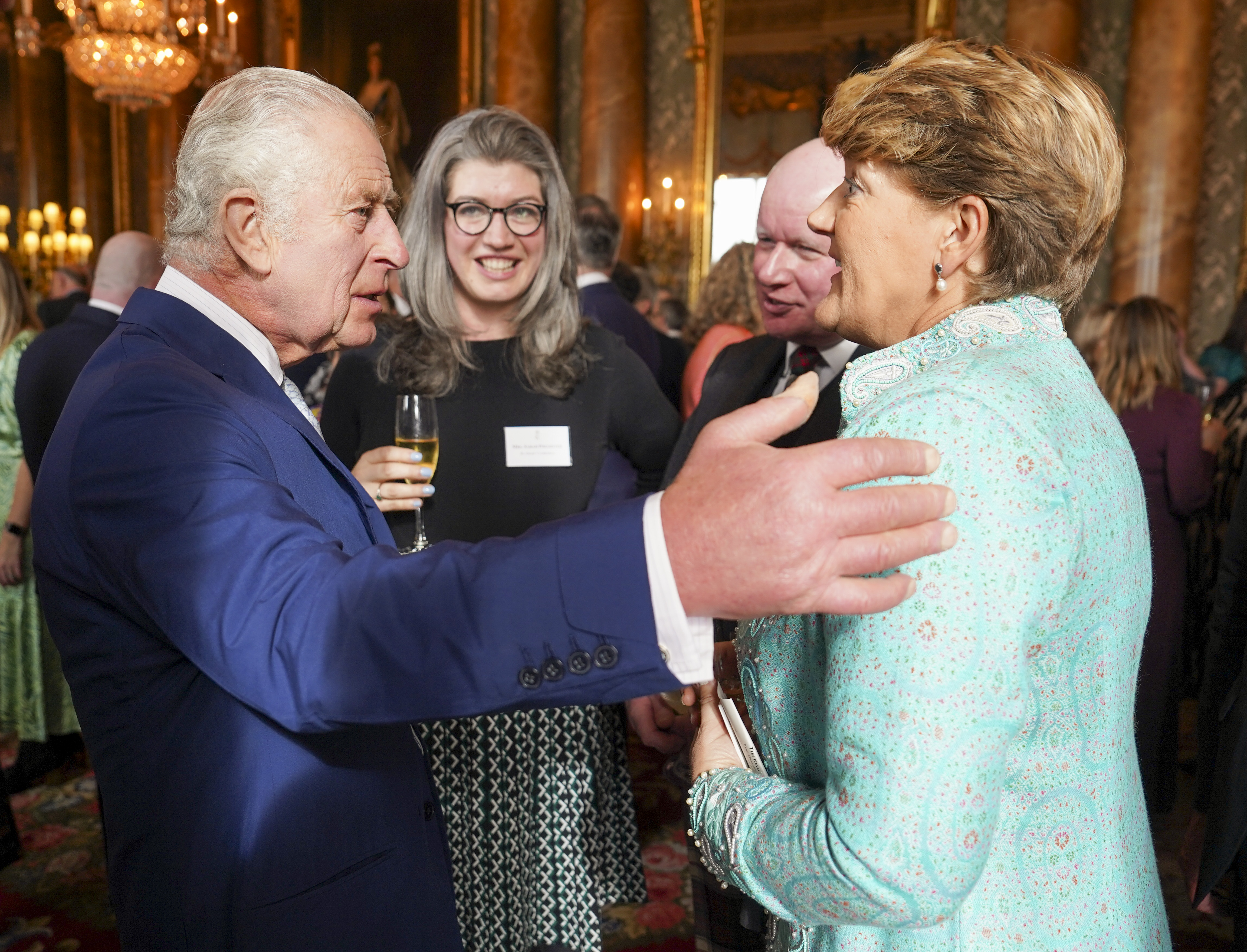 Le roi Charles photographié en train de discuter avec Clare Balding de la télévision lors d'une réception au palais de Buckingham