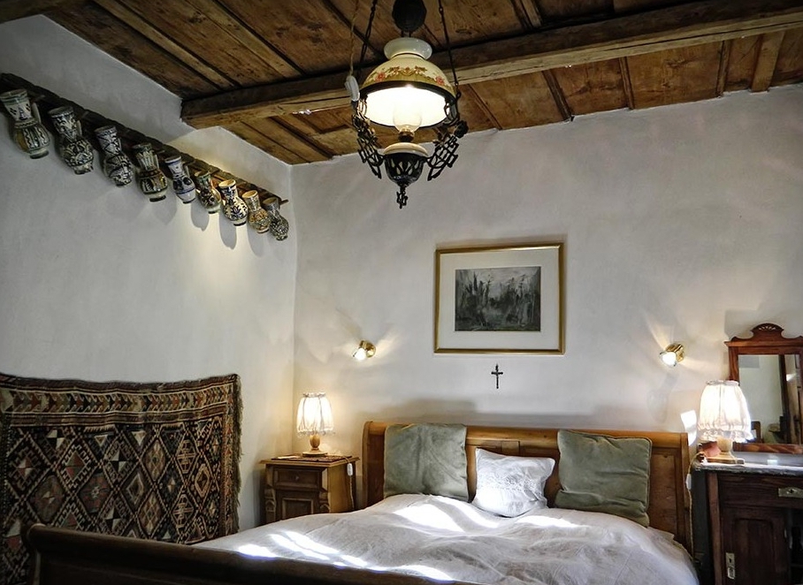 De nombreuses chambres ont un crucifix au-dessus du lit, peut-être pour éloigner les vampires.