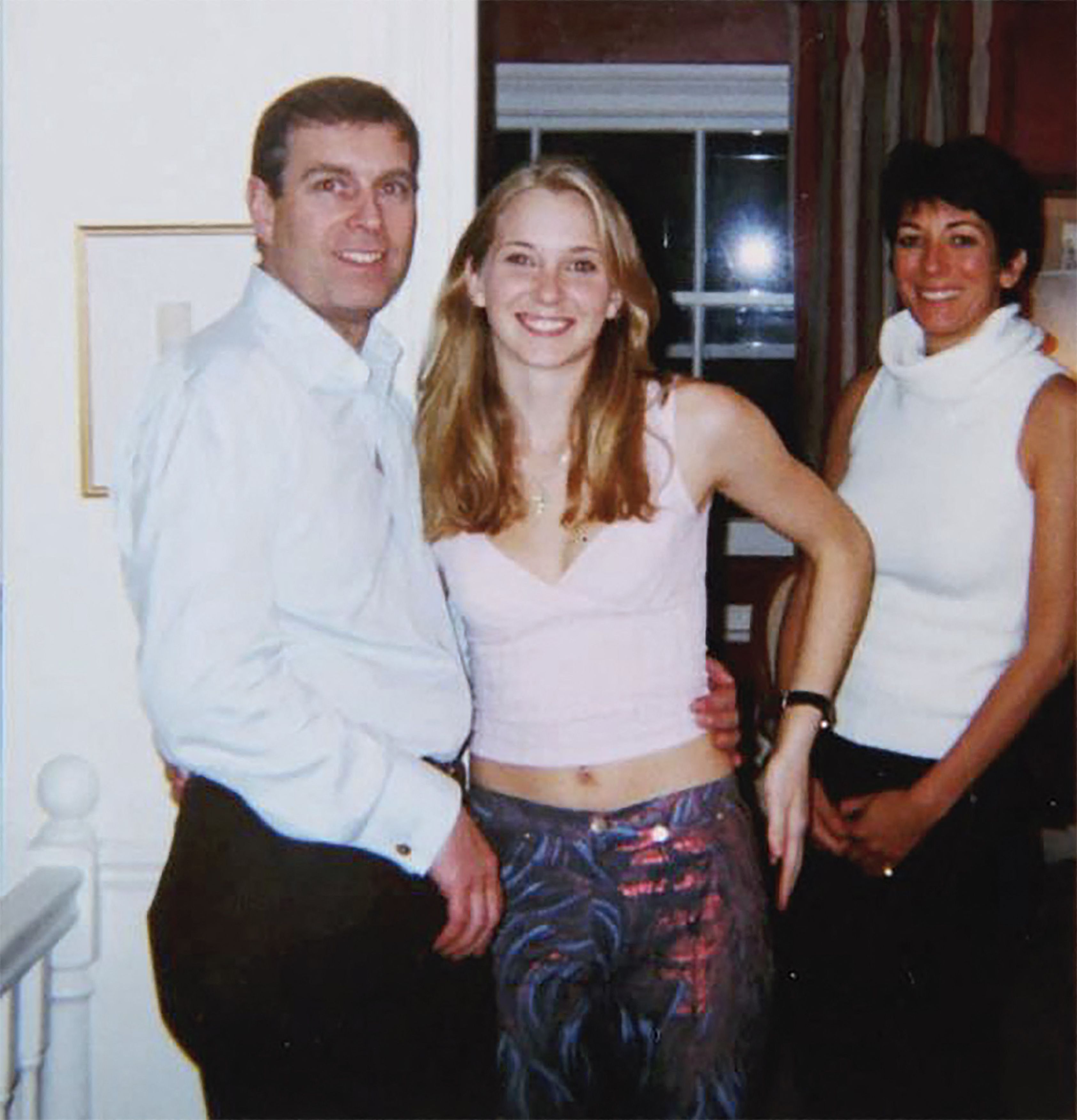 Andrew avec Virginia Roberts, maintenant Giuffre, dans la maison de Ghislaine Maxwell à Londres