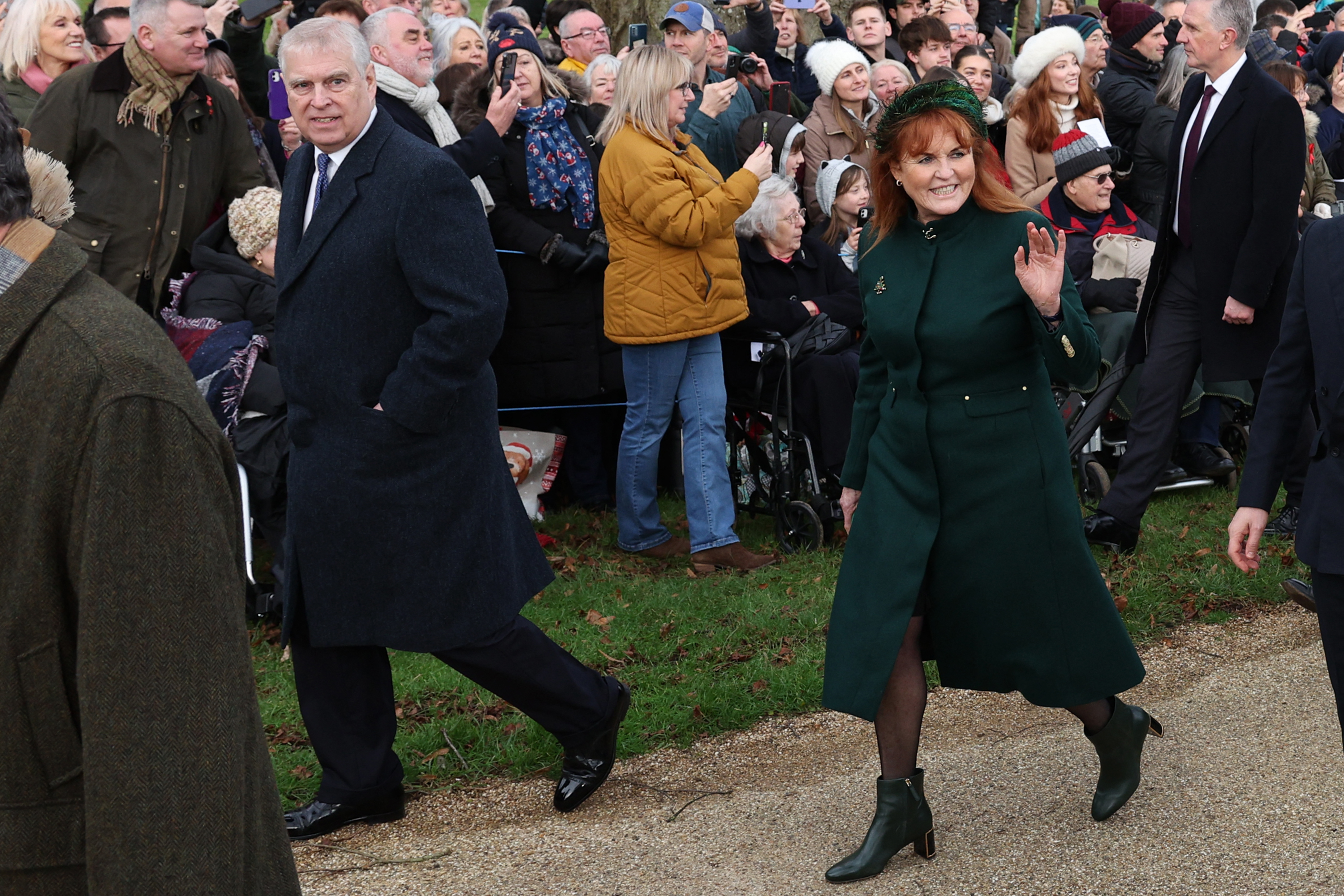 Sarah Ferguson a salué la foule alors qu'elle se rendait à l'église le jour de Noël avec le prince Andrew