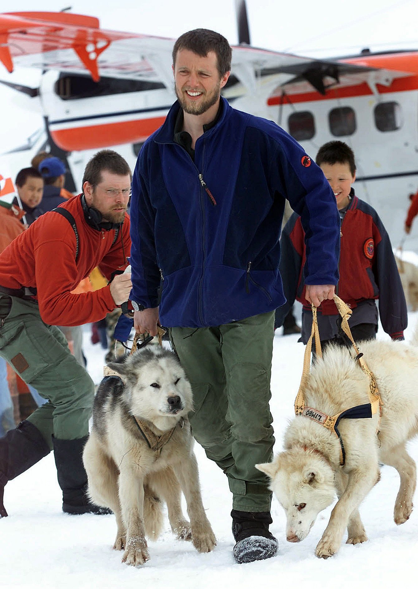 Le prince Fredrik avec deux chiens de traîneau avant l'expédition arctique Sirius 2000
