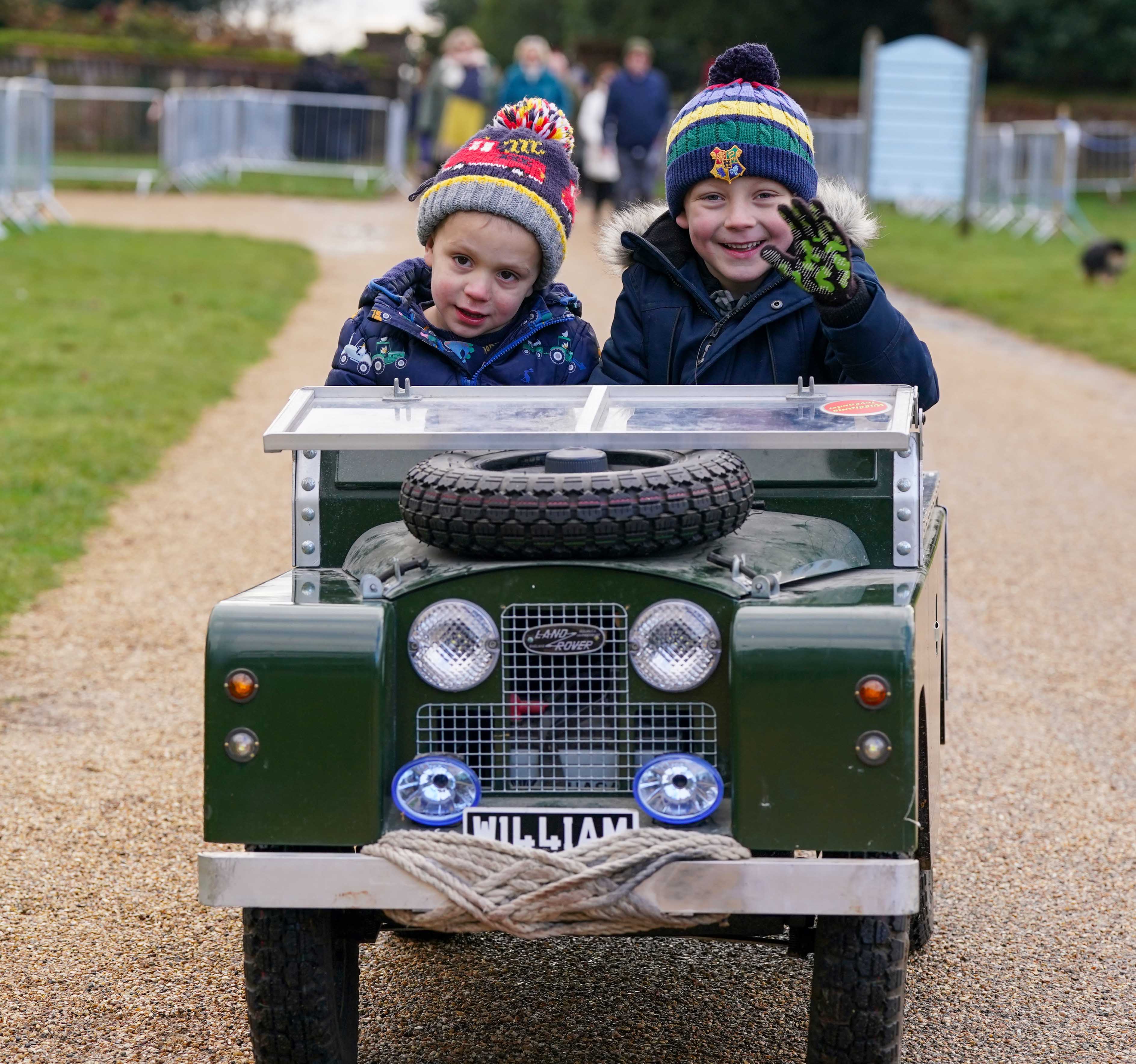 William (à droite), 6 ans, et son frère Oliver (à gauche), 3 ans, sont assis dans leur Land Rover fait maison