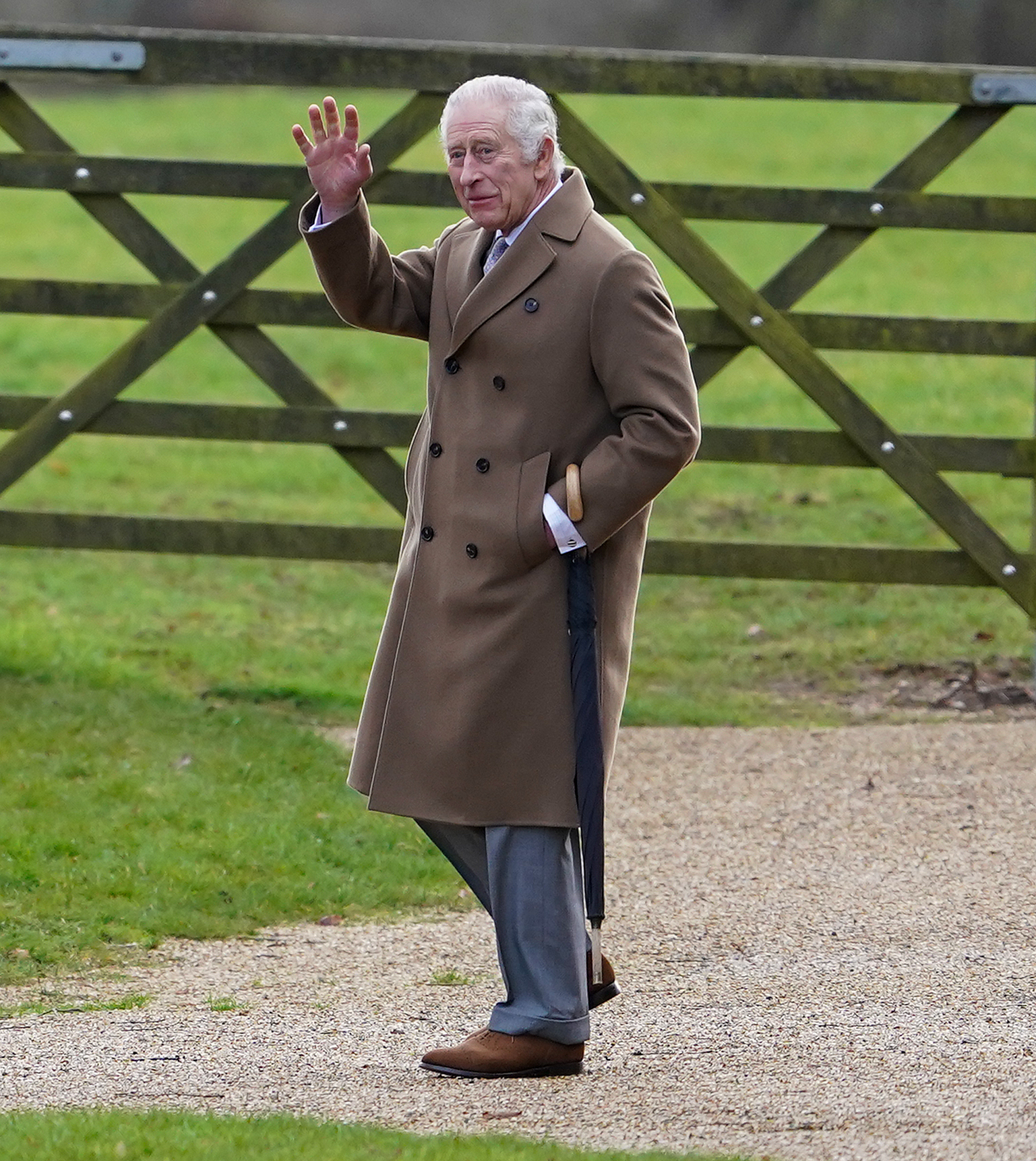 Aujourd'hui, c'était la première fois que Charles était vu depuis que de nouvelles accusations ont été portées contre son frère, le prince Andrew.