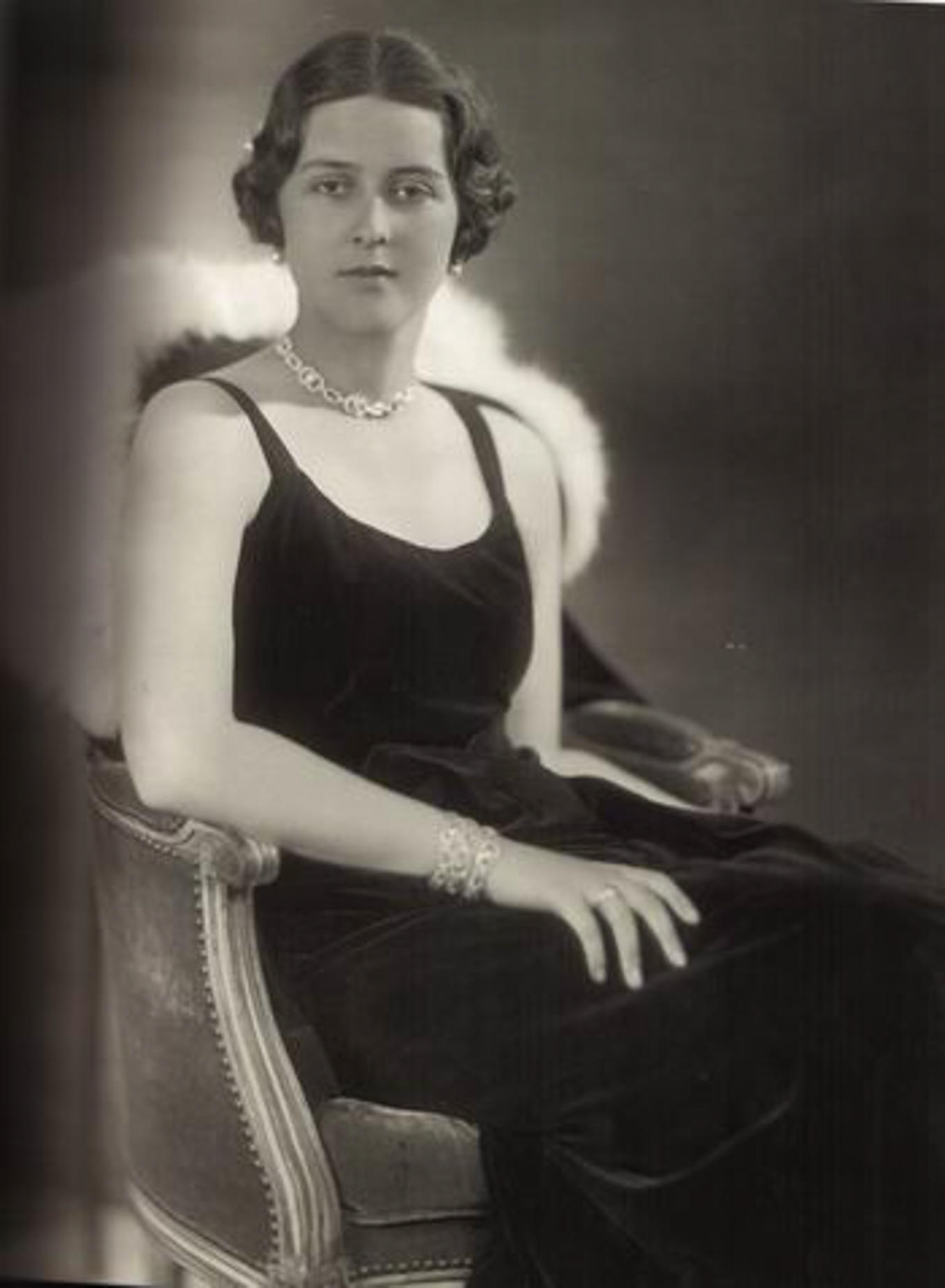 Cécile est décédée tragiquement dans un accident d'avion en 1937.