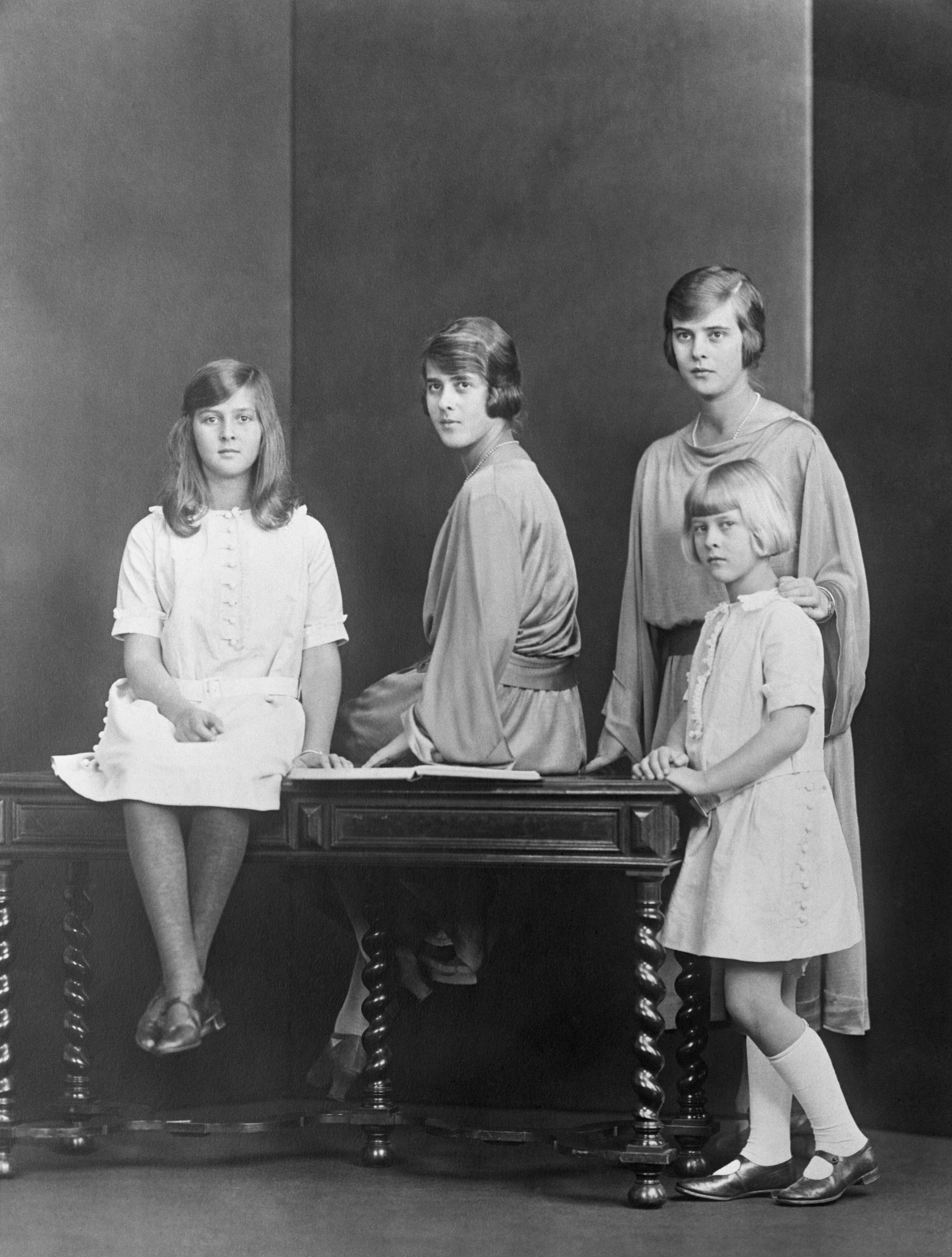 De gauche à droite : la princesse Cecilie, la princesse Margarita et la princesse Theodora avec la princesse Sophie debout devant