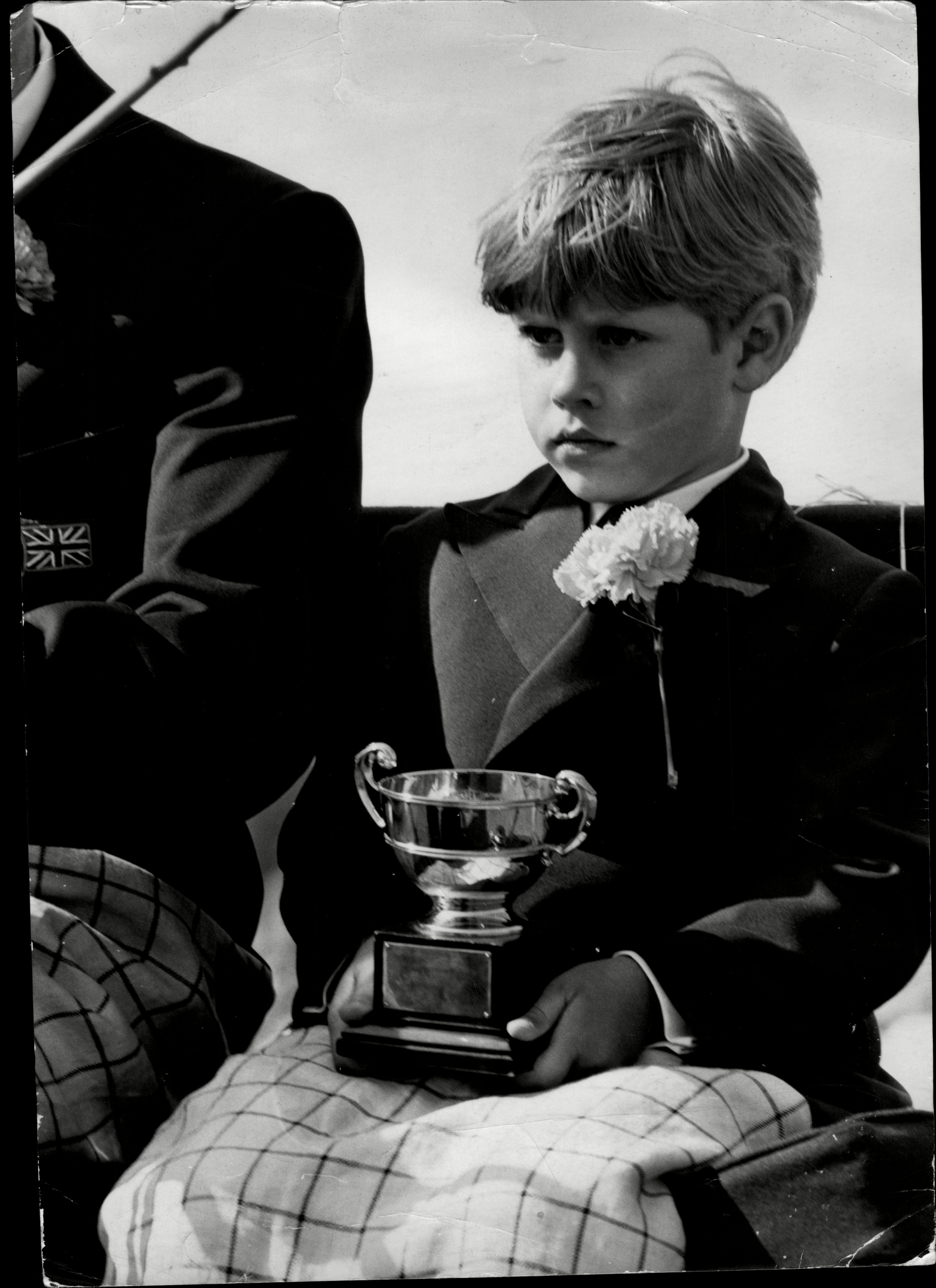 Edward, né le 10 mars 1964 et a 16 ans de moins que son frère aîné Charles, photographié lors du concours annuel de la British Driving Society à Windsor en 1970.