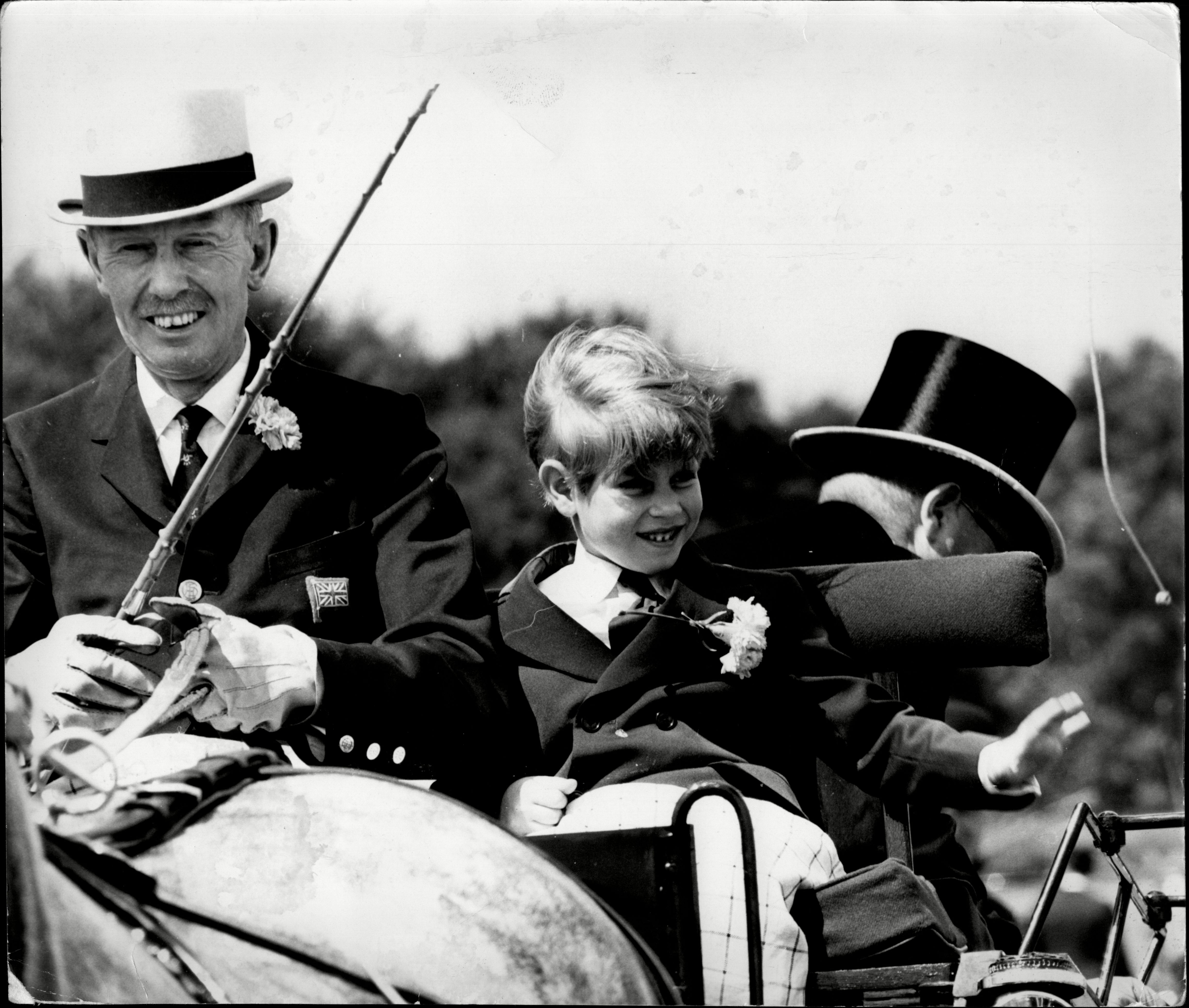 Le prince Edward, photographié comme un garçon dans une calèche à Windsor, a grandi en aimant les chevaux et aurait appris à monter un poney à l'âge de deux ans.