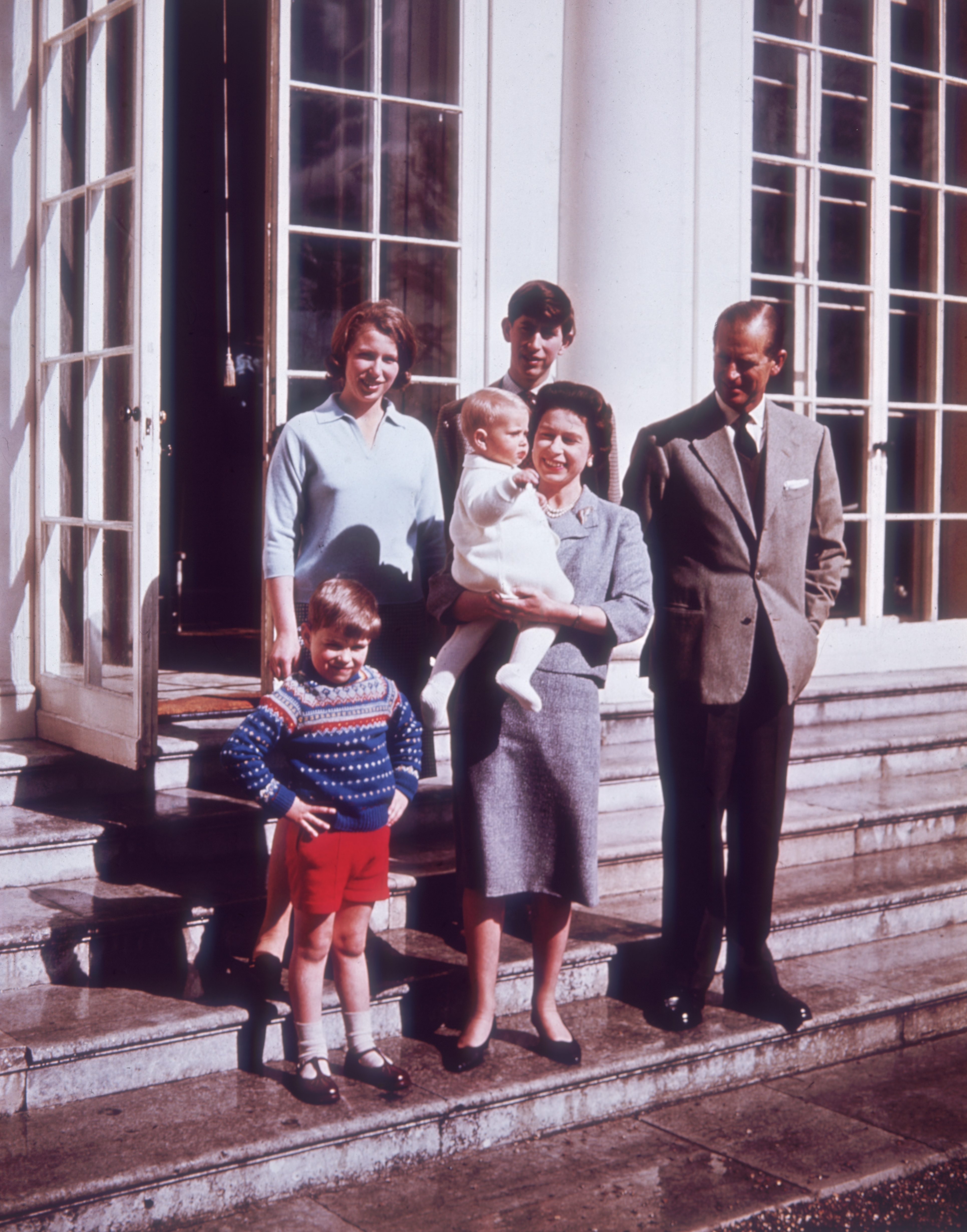 Edward est le plus jeune des quatre enfants de la reine et du prince Philip - photographié ici avec ses frères et sœurs aînés Charles, Andrew et Anne en 1965.