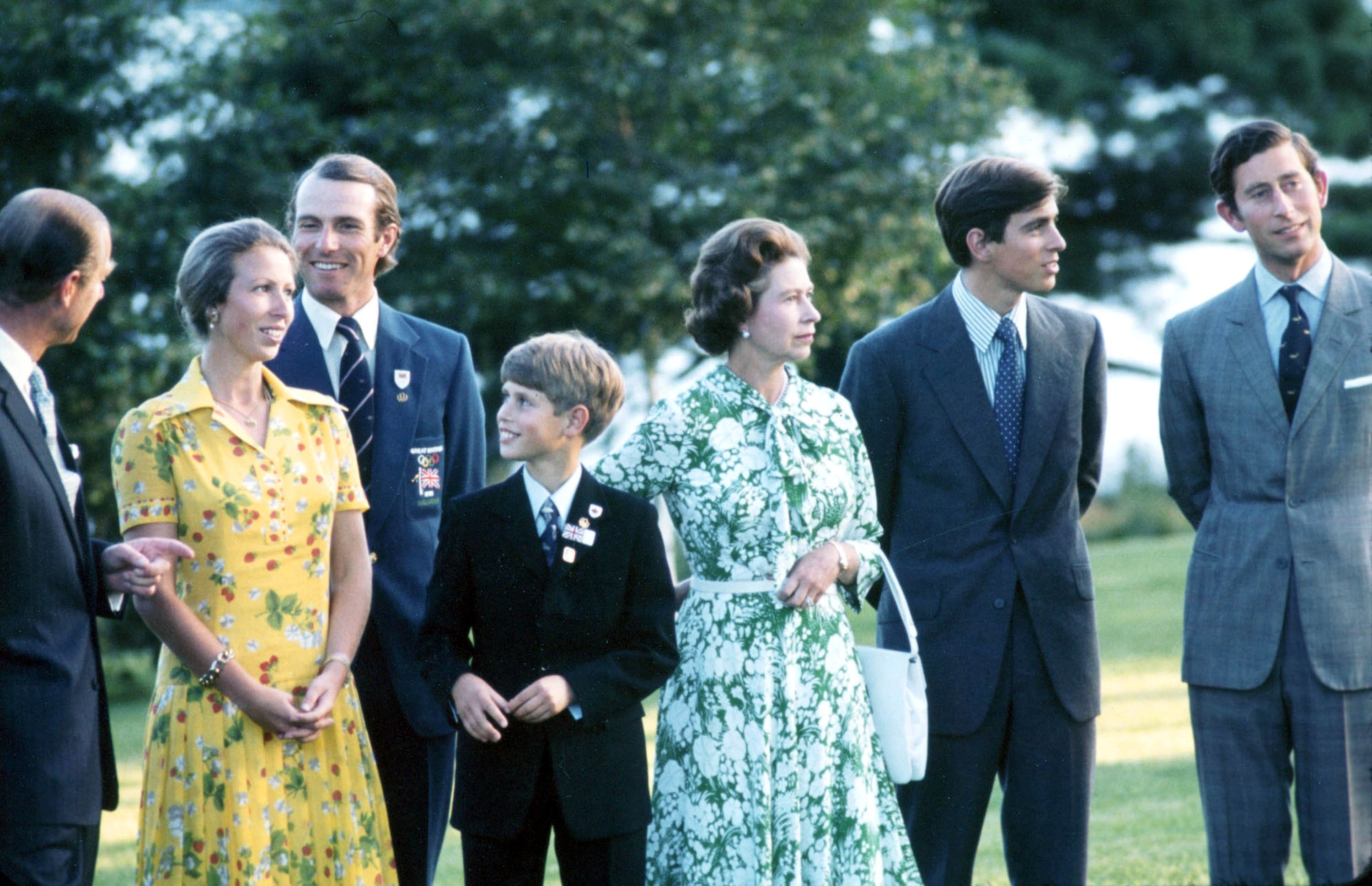 Un jeune Edward, photographié quatrième en partant de la gauche, avec son père, le prince Philip, la princesse Anne, le capitaine Mark Phillips, la reine, le prince Andrew et le prince Charles aux Jeux olympiques de Québec de 1976, au Canada.
