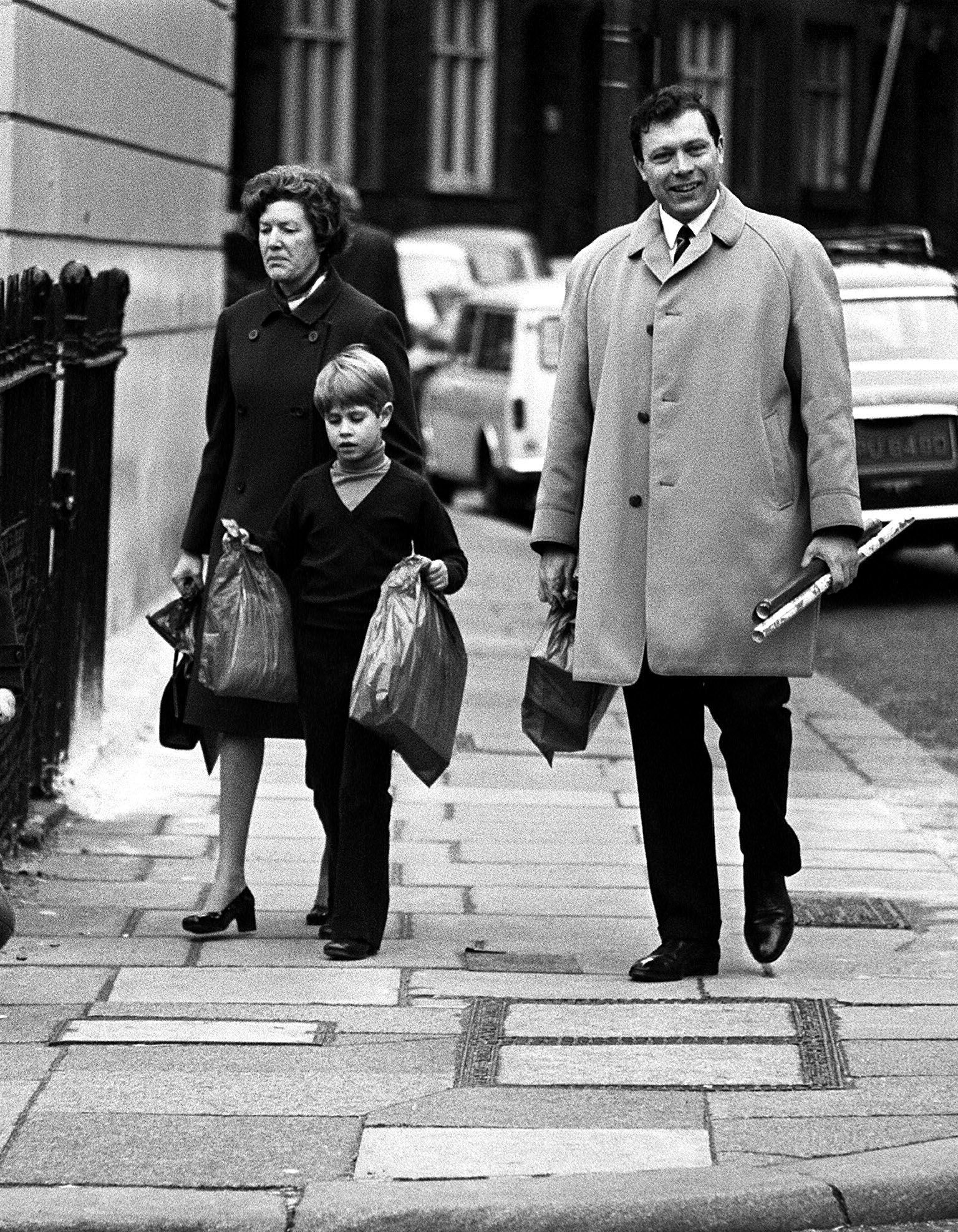 Edward, photographié en train de faire ses courses chez Harrods en 1971, a été soigné et instruit dès son plus jeune âge au palais de Buckingham par une gouvernante.
