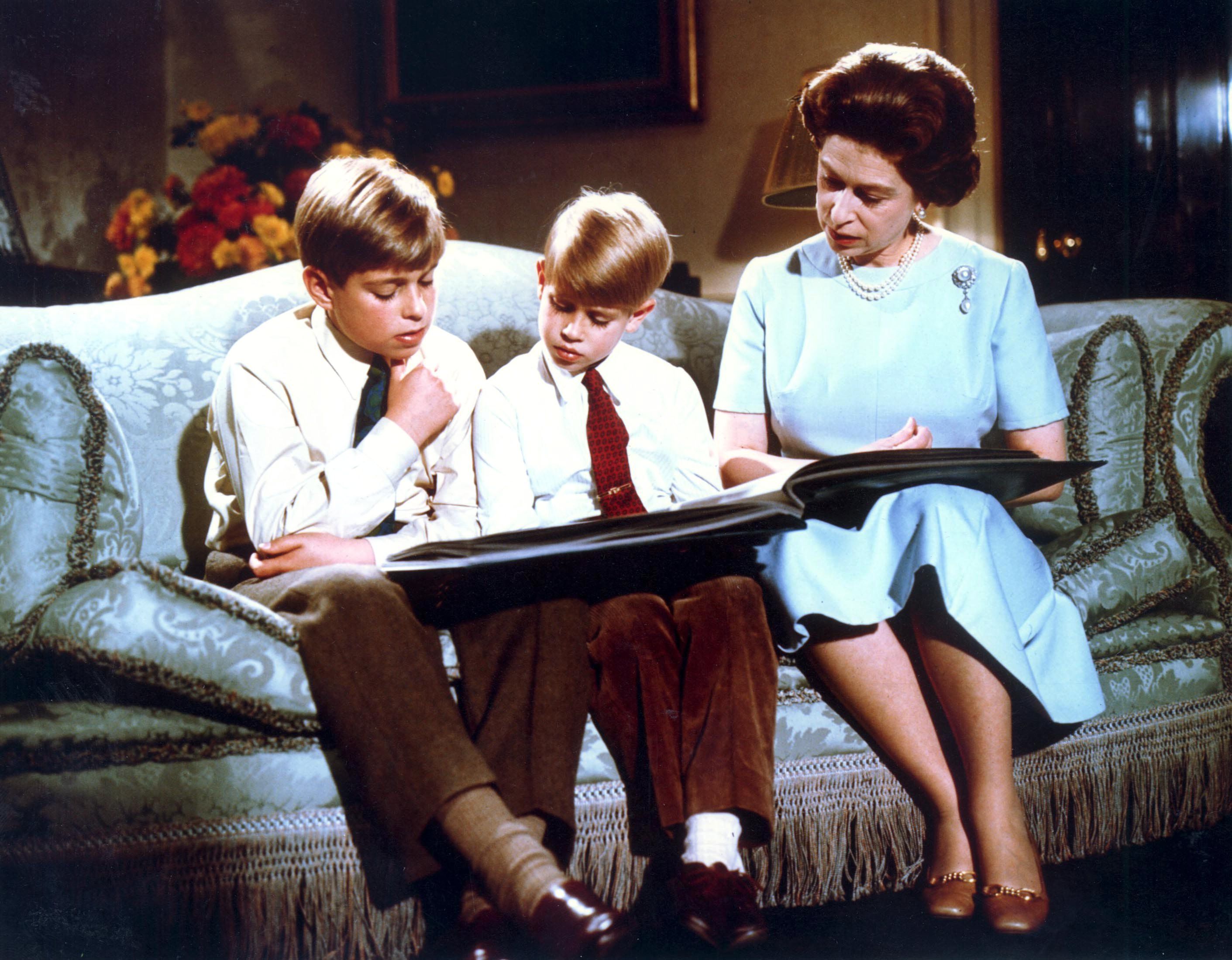 Lorsqu'il fut assez vieux, Edward - vu ici avec sa mère et son frère Andrew, qui était le plus proche de lui en âge - se rendit à l'école de Kensington.