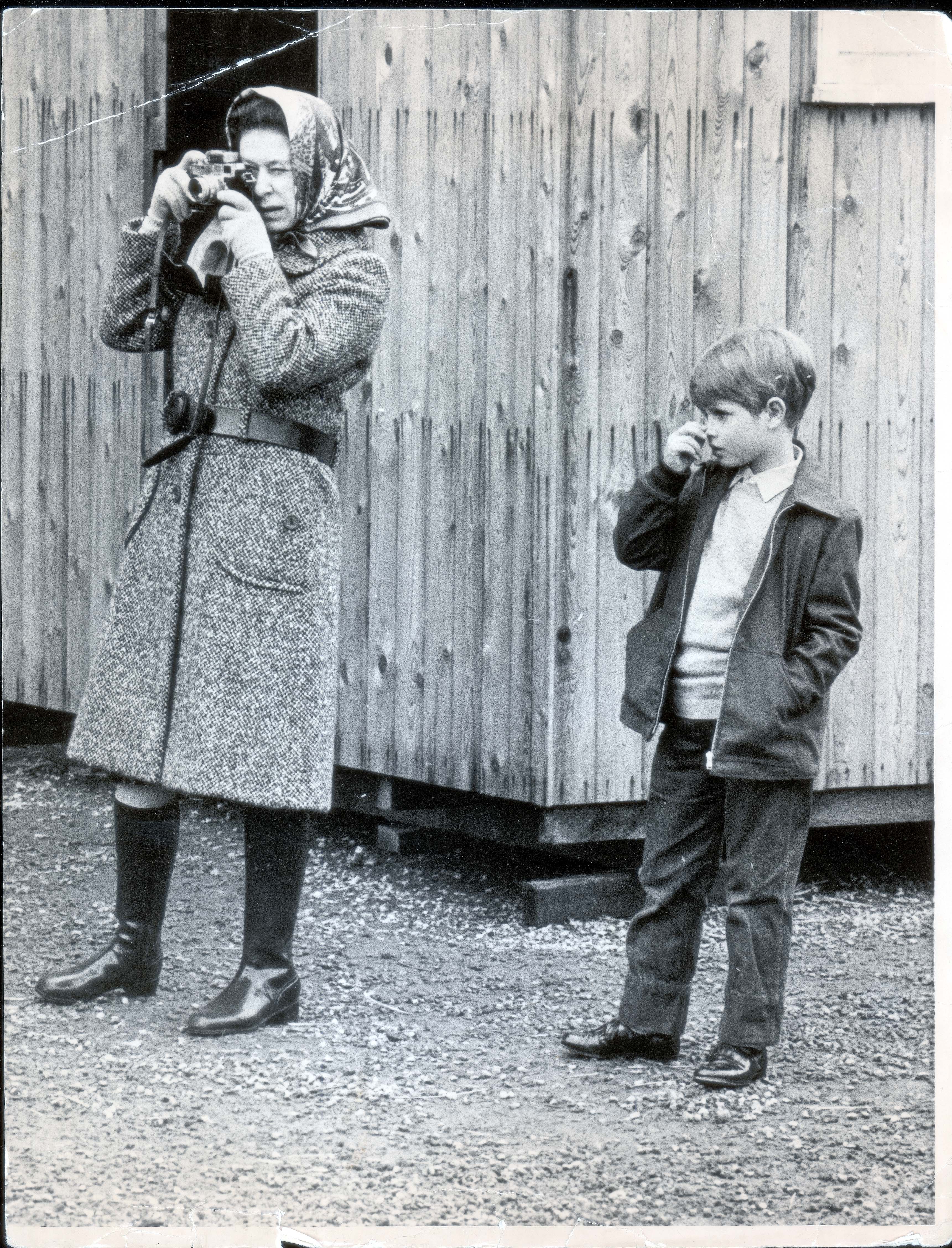 Des photos de retour montrent Edward passer du temps avec sa mère, la reine Elizabeth II, lorsqu'il était enfant au badminton en 1971.