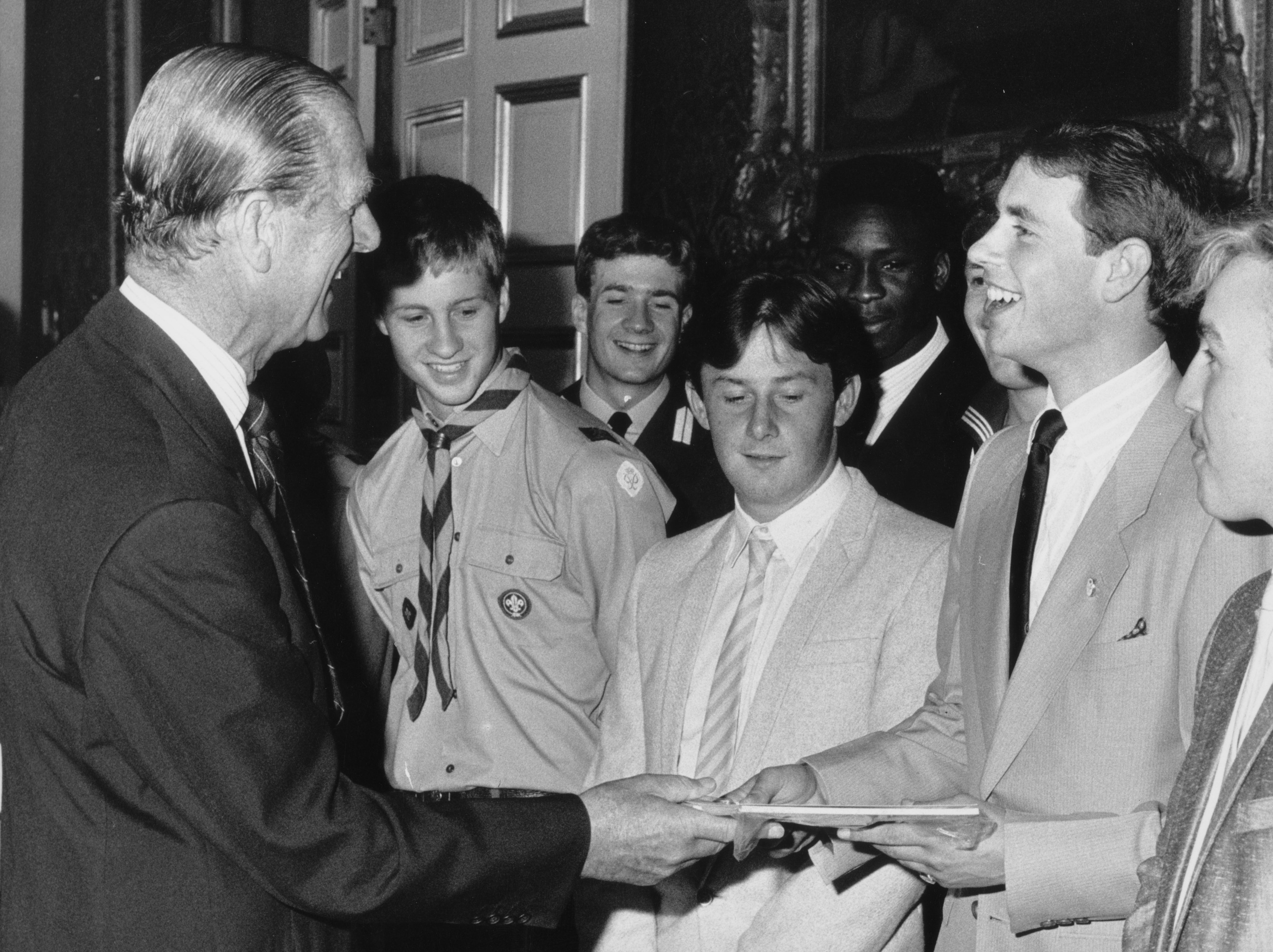Edward a reçu sa médaille d'or du Duke Of Edinburgh Award des mains de son père, le prince Philip, en 1986.
