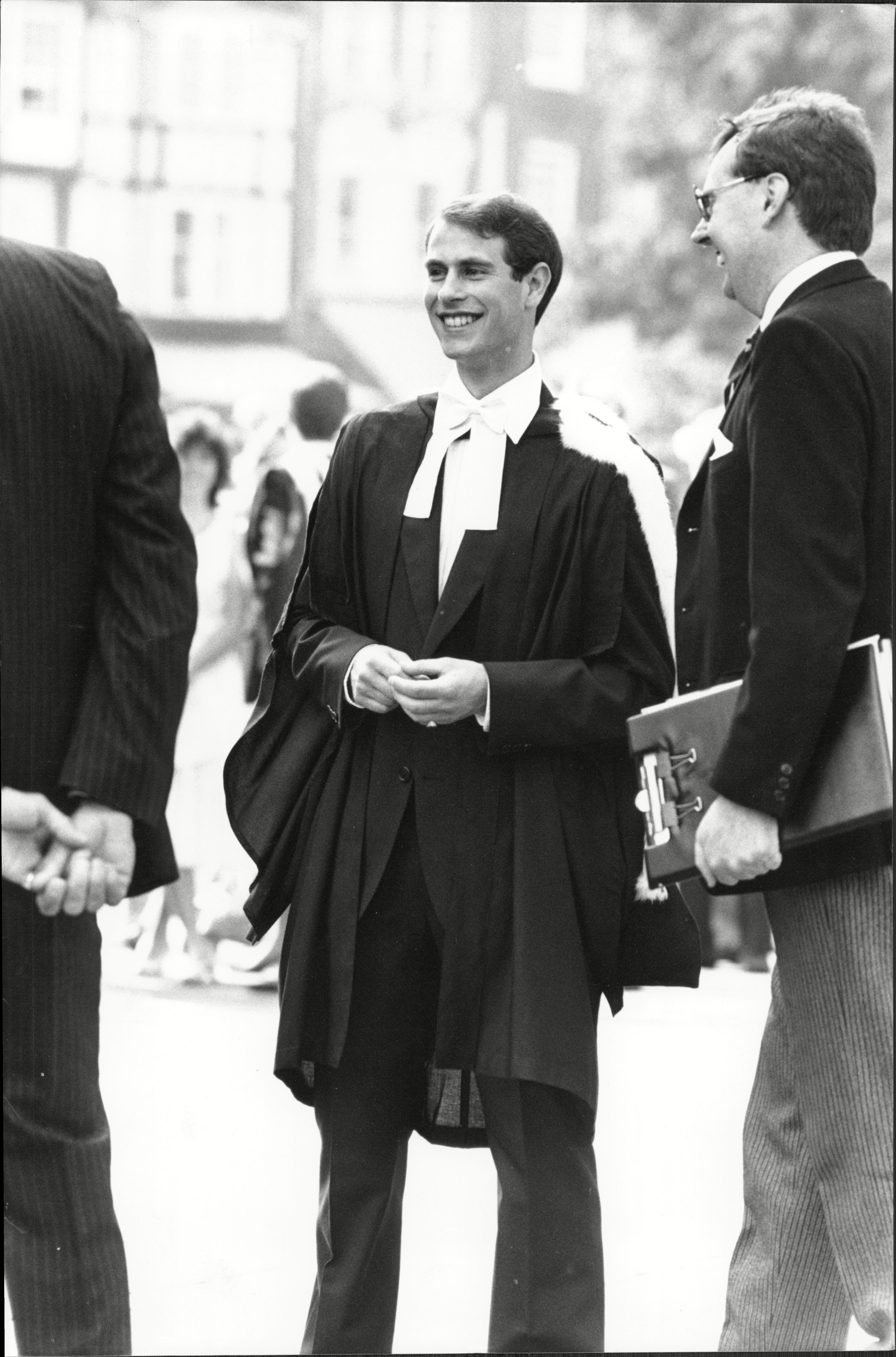 Edward est diplômé de l'université en 1986, avant de rejoindre les Royal Marines.
