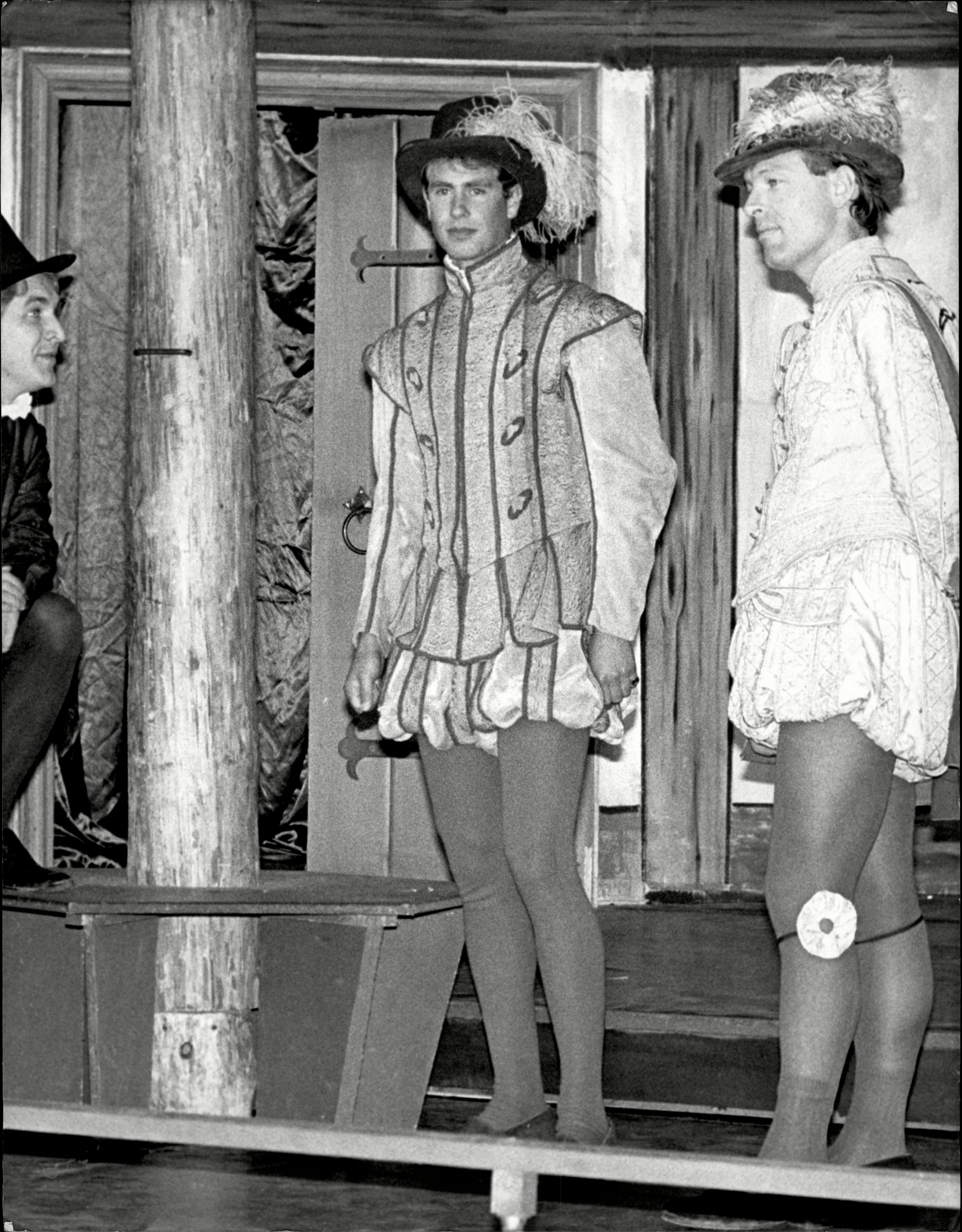 Après son service militaire, Edward a poursuivi sa passion pour le théâtre, que l'on voit ici sur scène en costume en 1985.