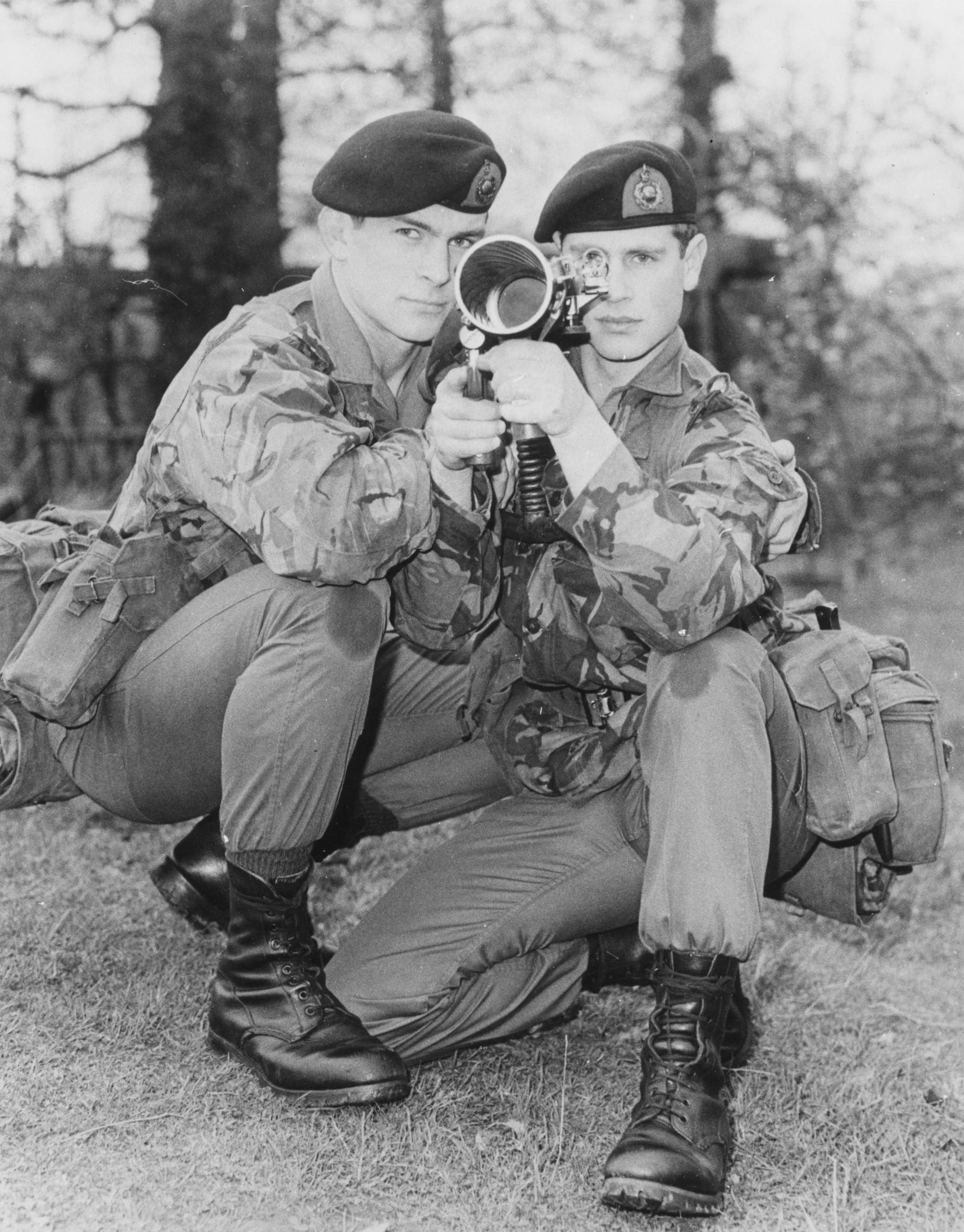 Directement de l'université, Edward, photographié en train de recevoir une formation en armement à Lympstone en 1987, s'est enrôlé dans les Royal Marines, qui aurait payé 12 000 £ pour ses frais de scolarité.