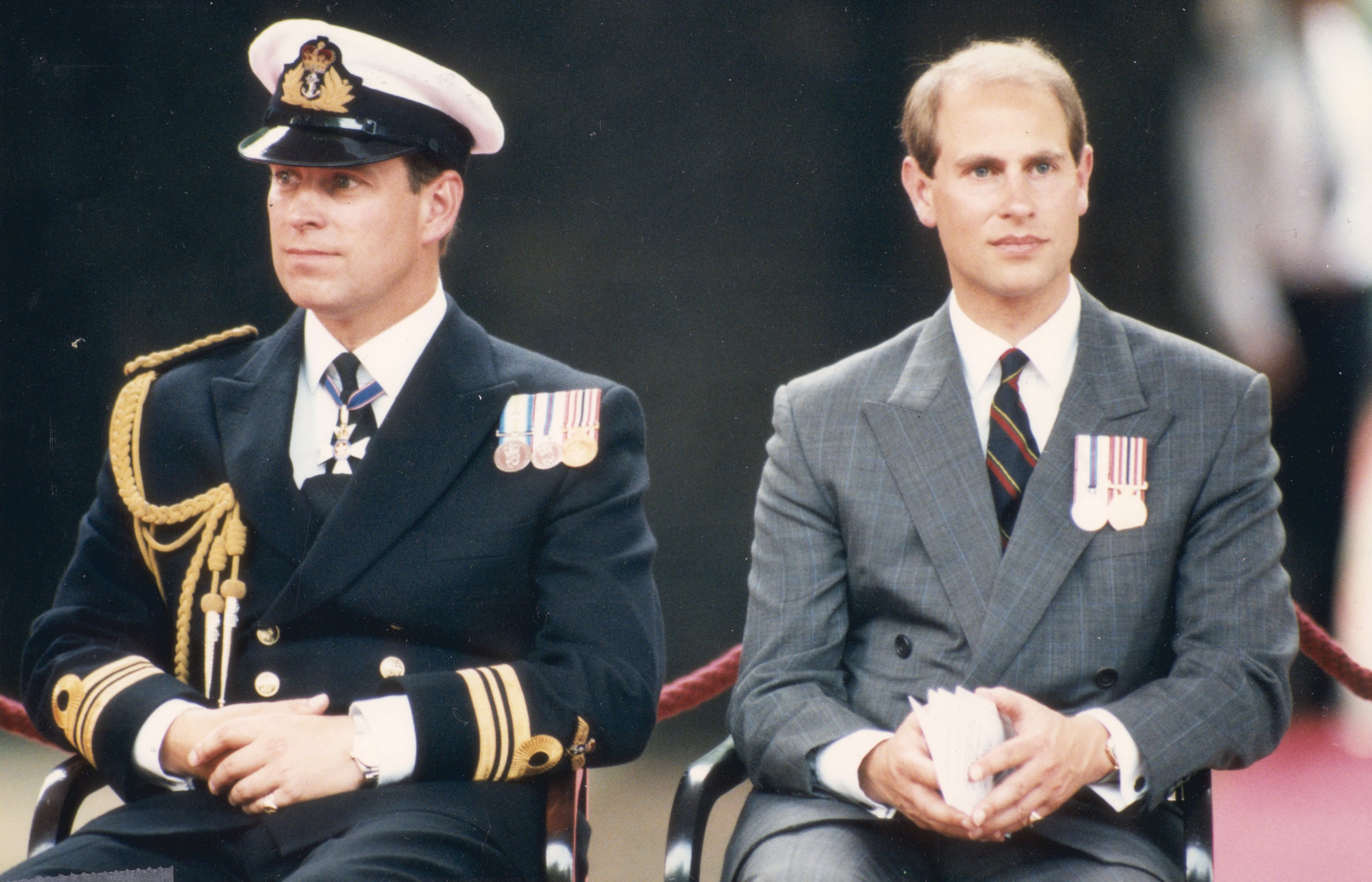 Edward, photographié avec le prince Andrew lors de la journée de la VJ à Londres en 1995, a exercé des fonctions pour la reine et maintenant pour le roi Charles, assumant de nombreuses fonctions publiques après que son père, le prince Philip, se soit retiré de la vie publique.