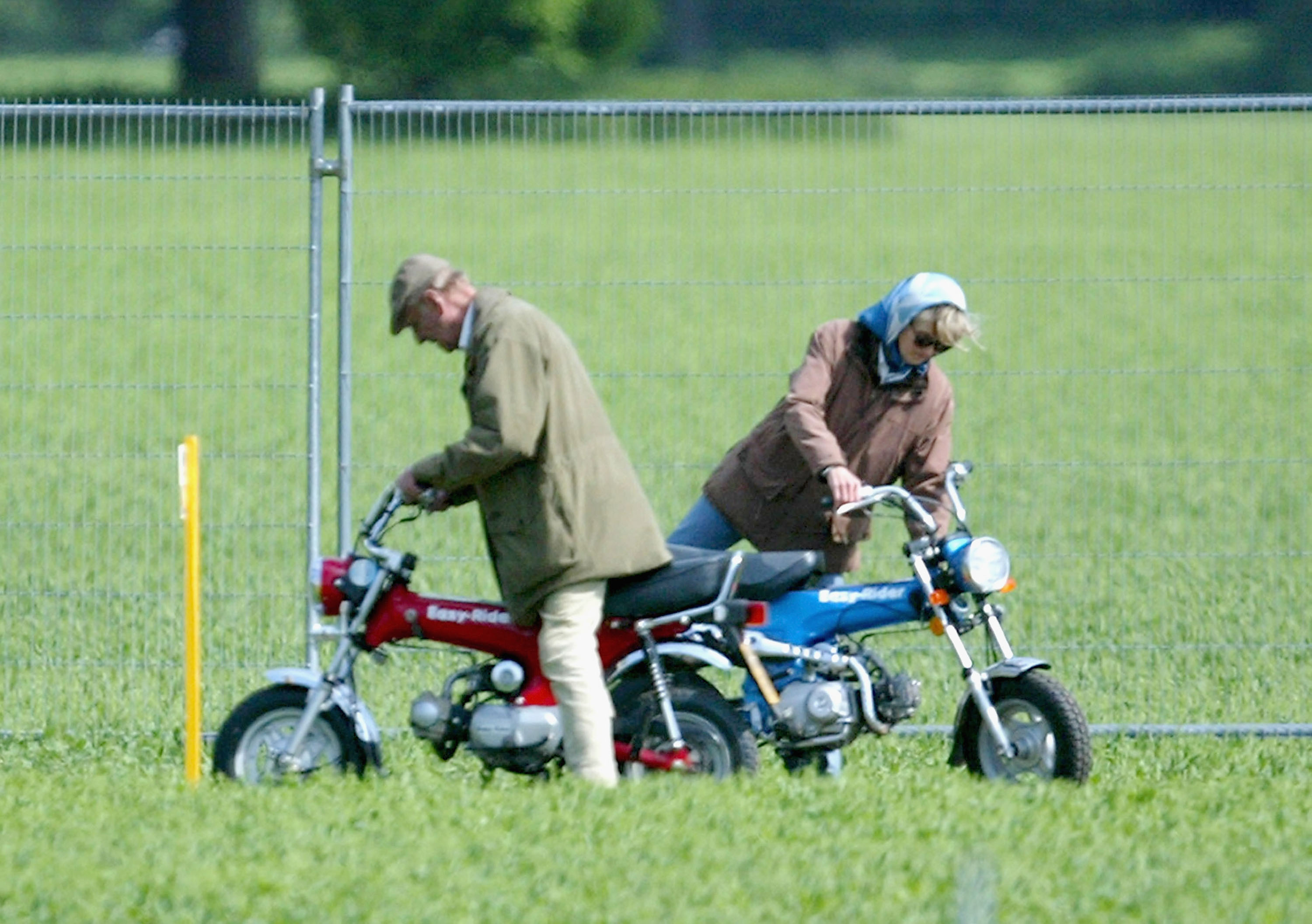 Le couple monte leurs motos lors du Royal Windsor Horse Show à Home Park, au château de Windsor, le 13 mai 2005.