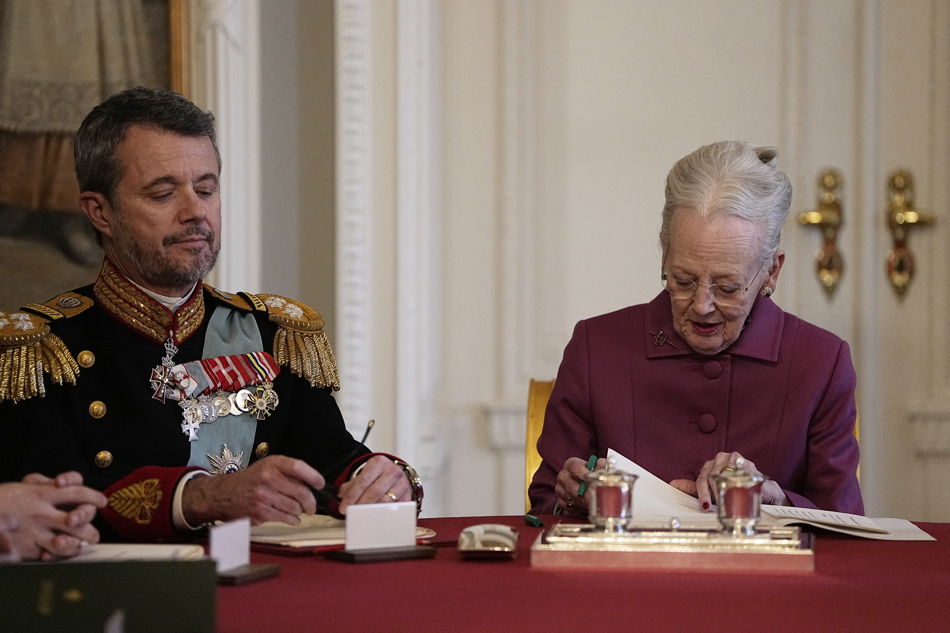 Le moment où la reine Margrethe II a abdiqué le trône en faveur de son fils