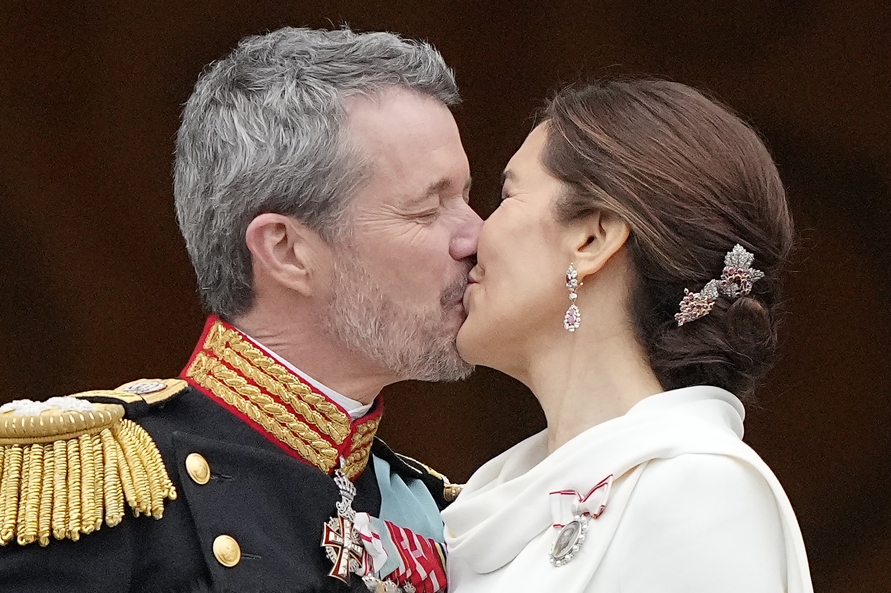 Un baiser royal pour le nouveau roi et la nouvelle reine