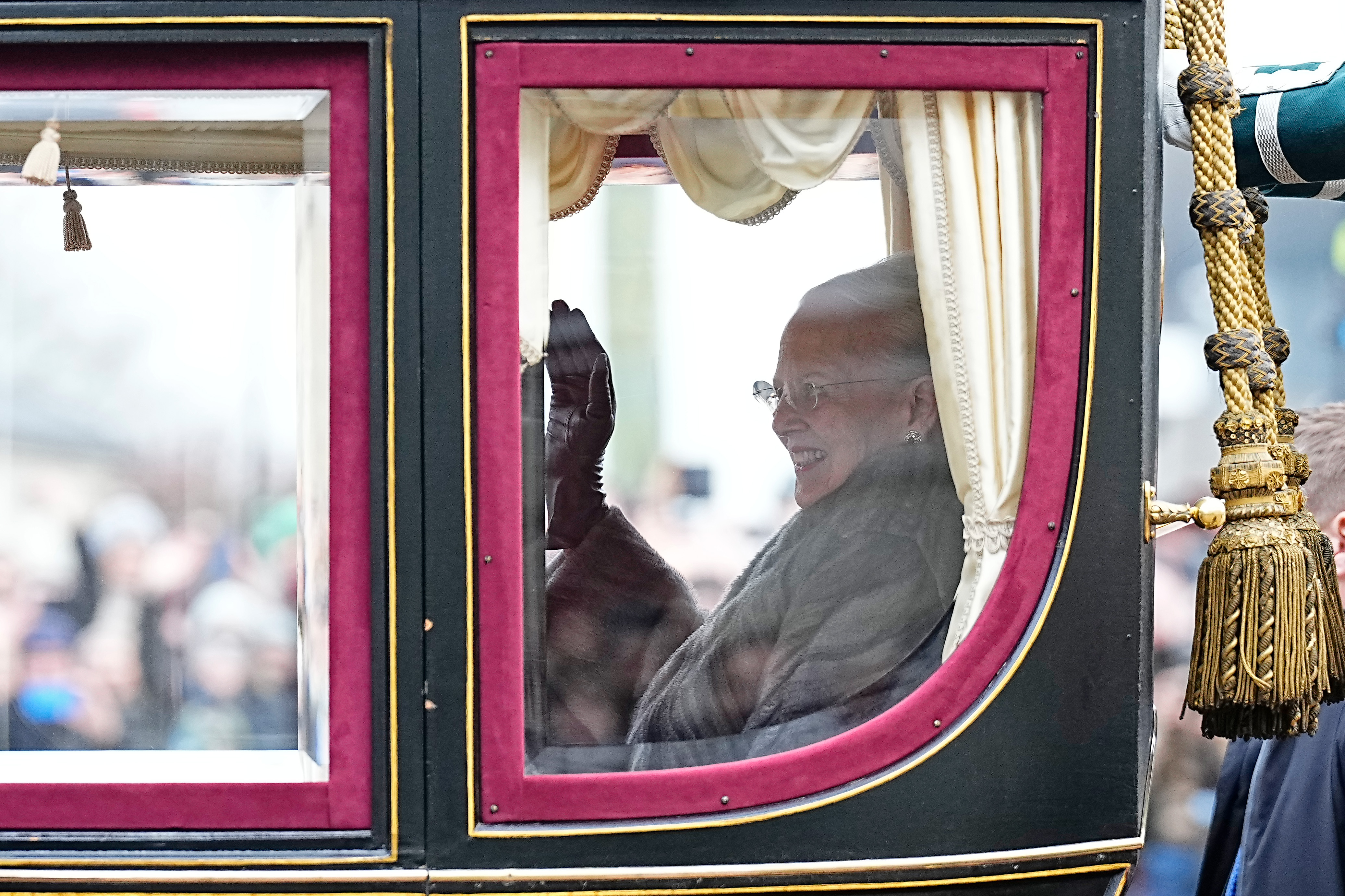 L'ancienne reine Margrethe sourit et salue les fans depuis sa calèche