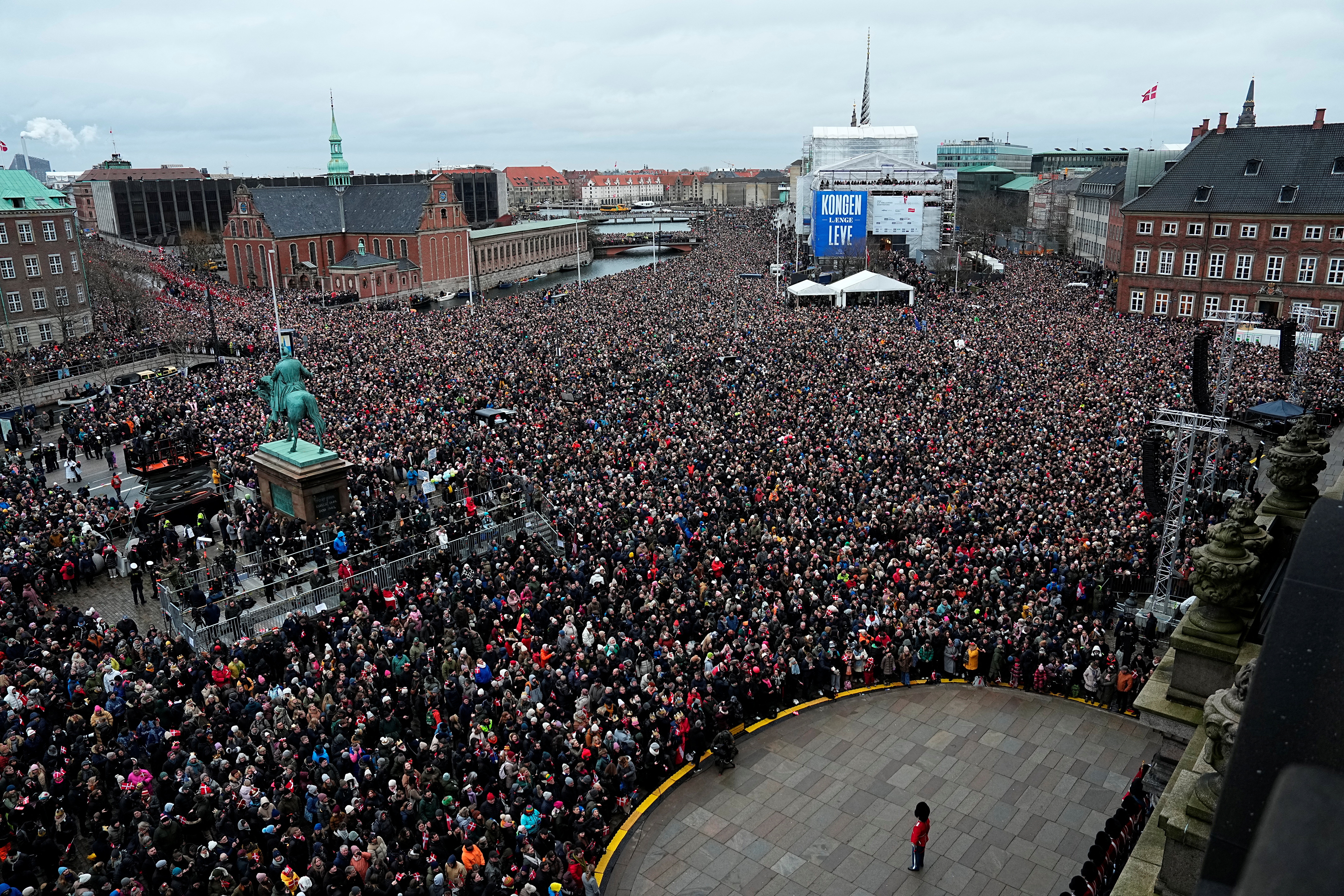 Des foules immenses se sont rassemblées pour apercevoir leur nouveau monarque sur le balcon du palais de Christiansborg
