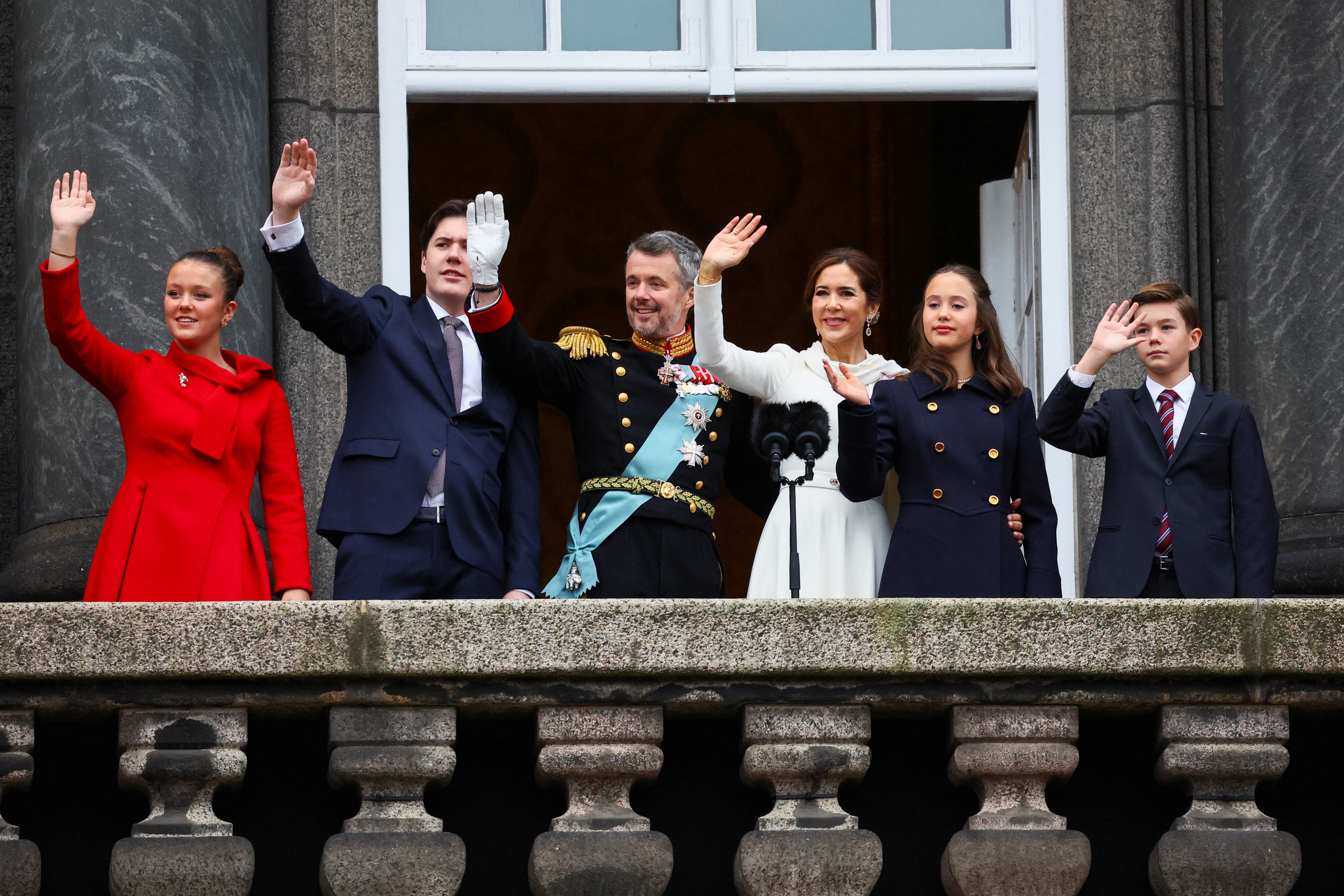 Le prince Christian, la princesse Isabelle, le prince Vincent et la princesse Joséphine ont rejoint leurs parents sur le balcon