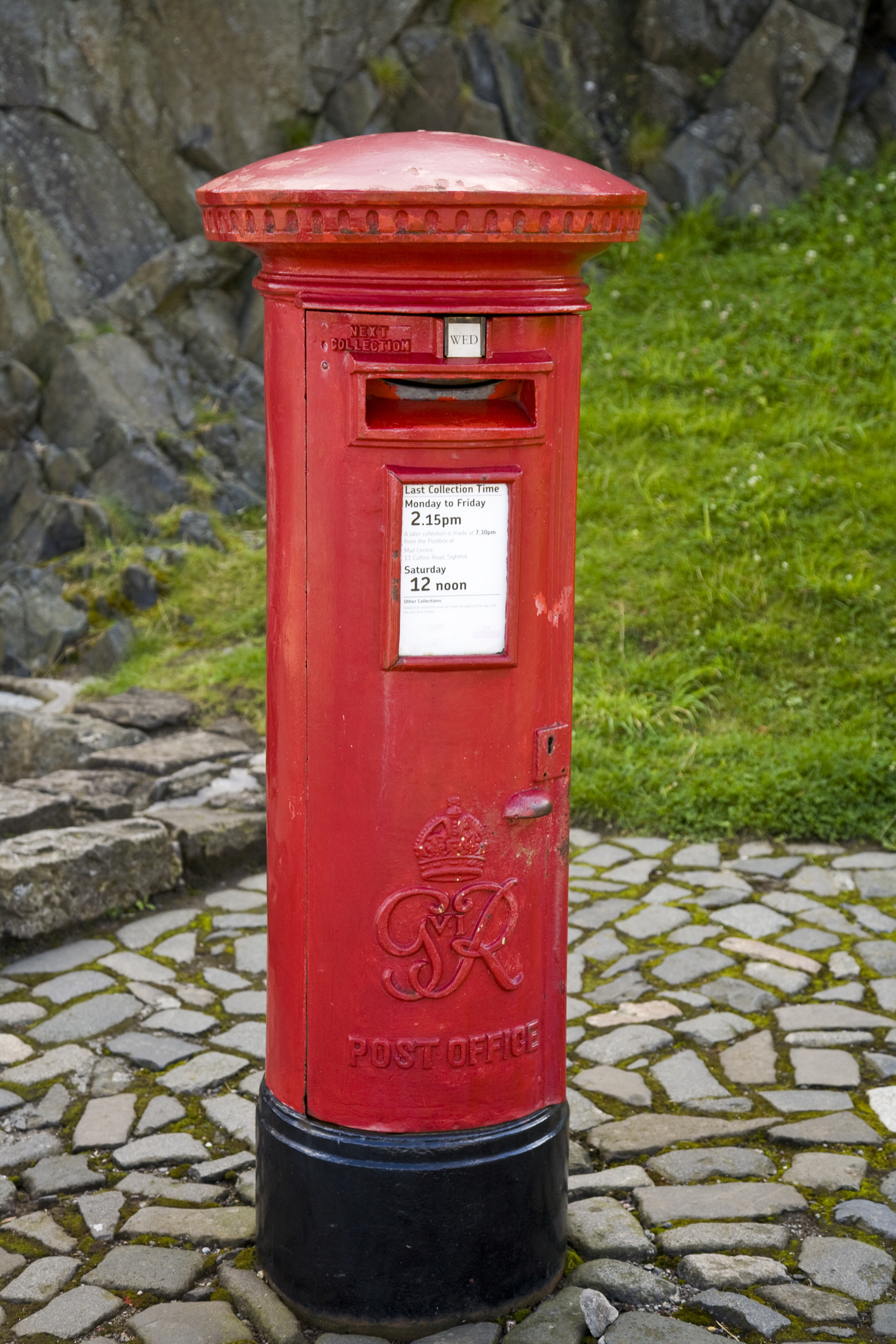 Pendant le règne de la reine, Royal Mail marquait ses boîtes aux lettres avec ERII