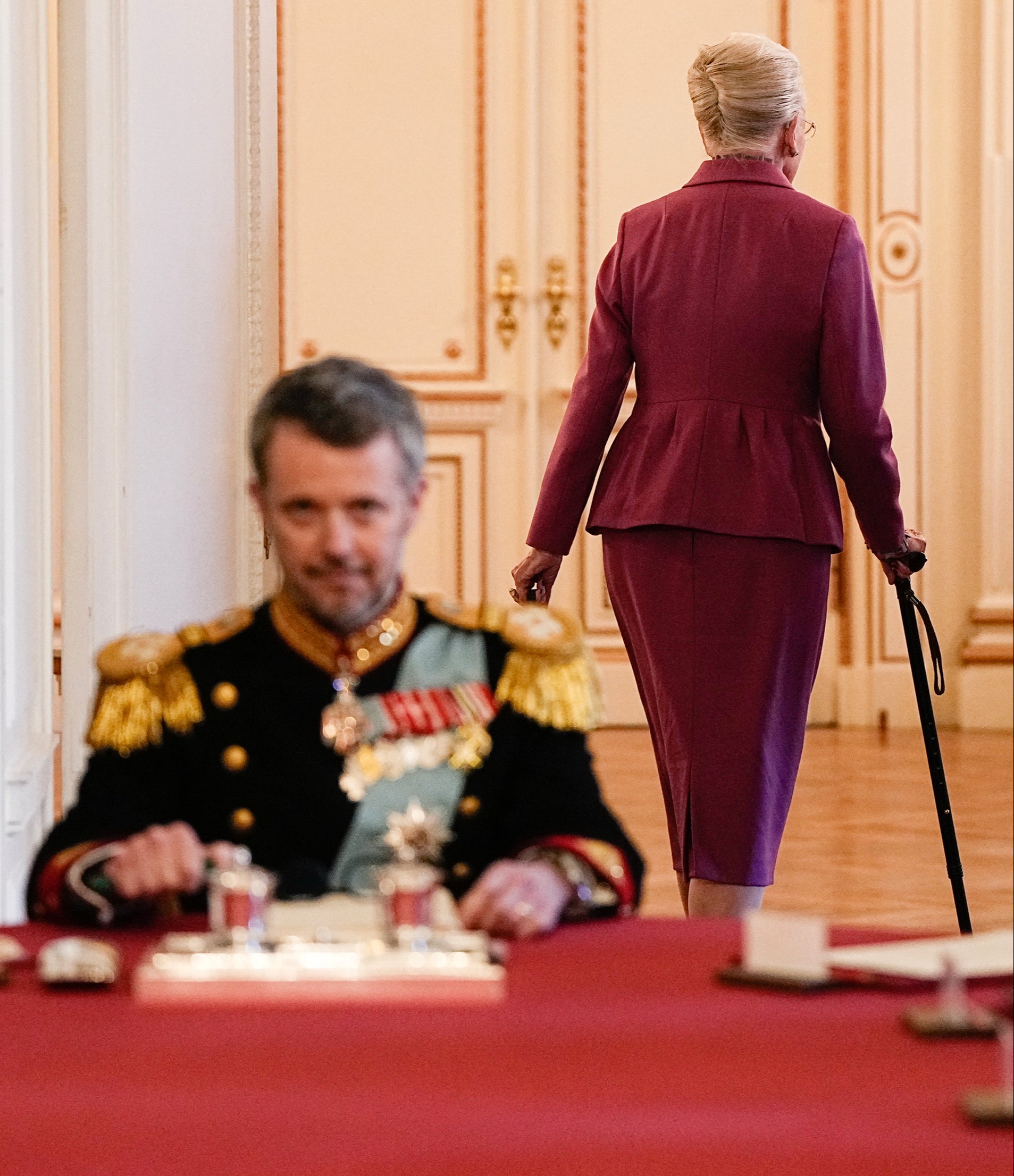 Après avoir signé la déclaration d'abdication, la reine Margrethe II du Danemark a laissé la place en bout de table à son fils le roi Frederik.