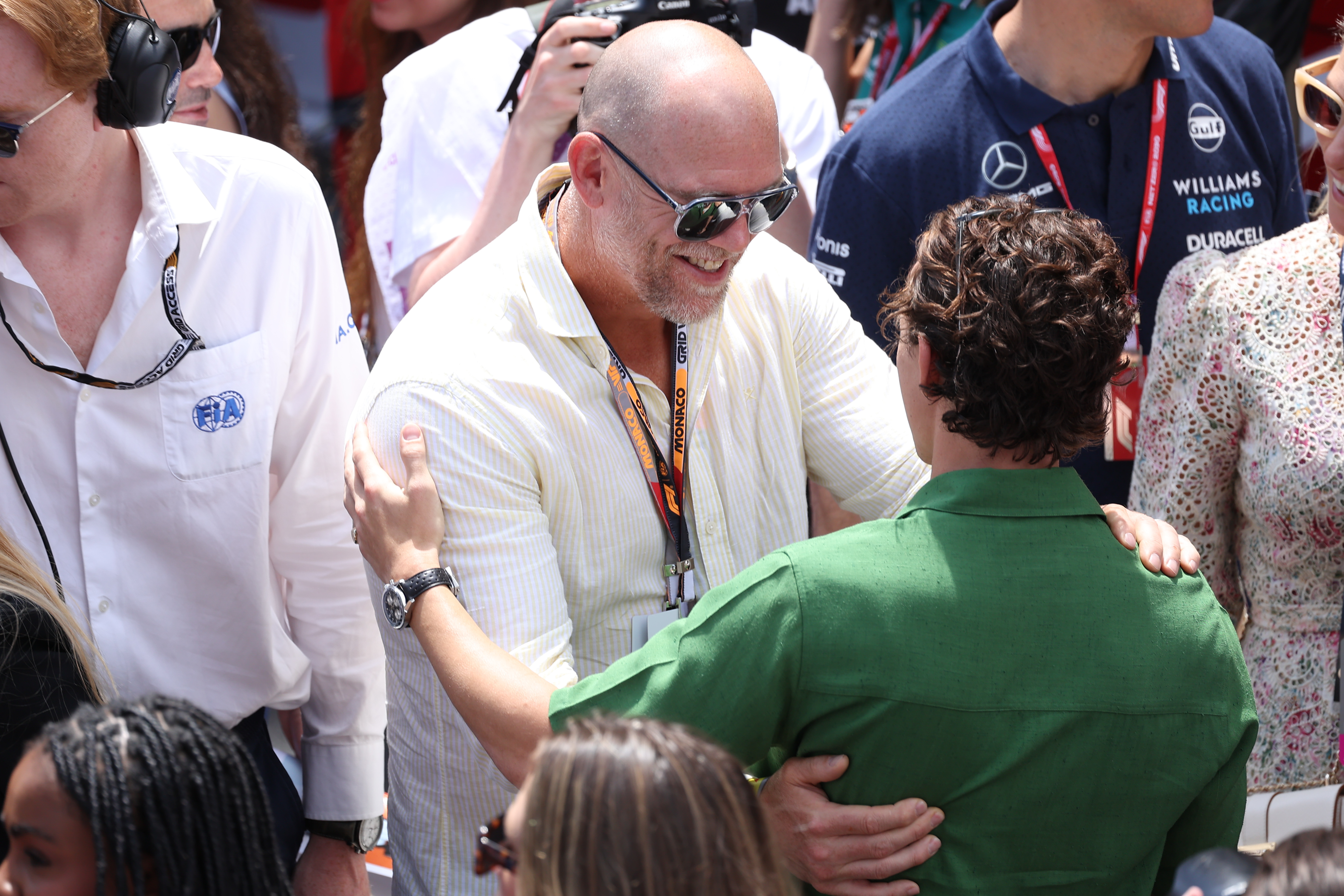 Mike embrasse Tom Holland au Grand Prix de F1 de Monaco